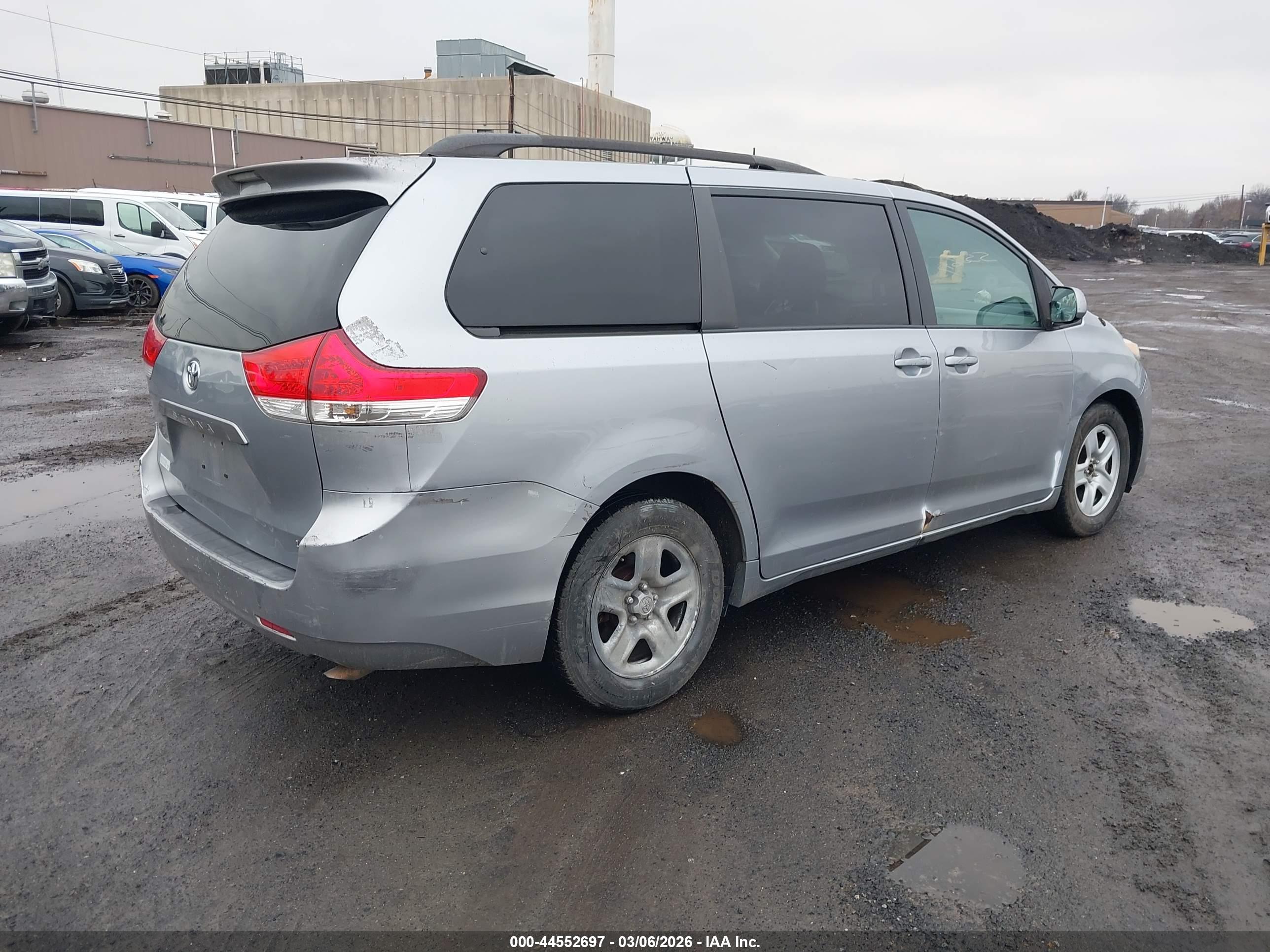 TOYOTA SIENNA image 4
