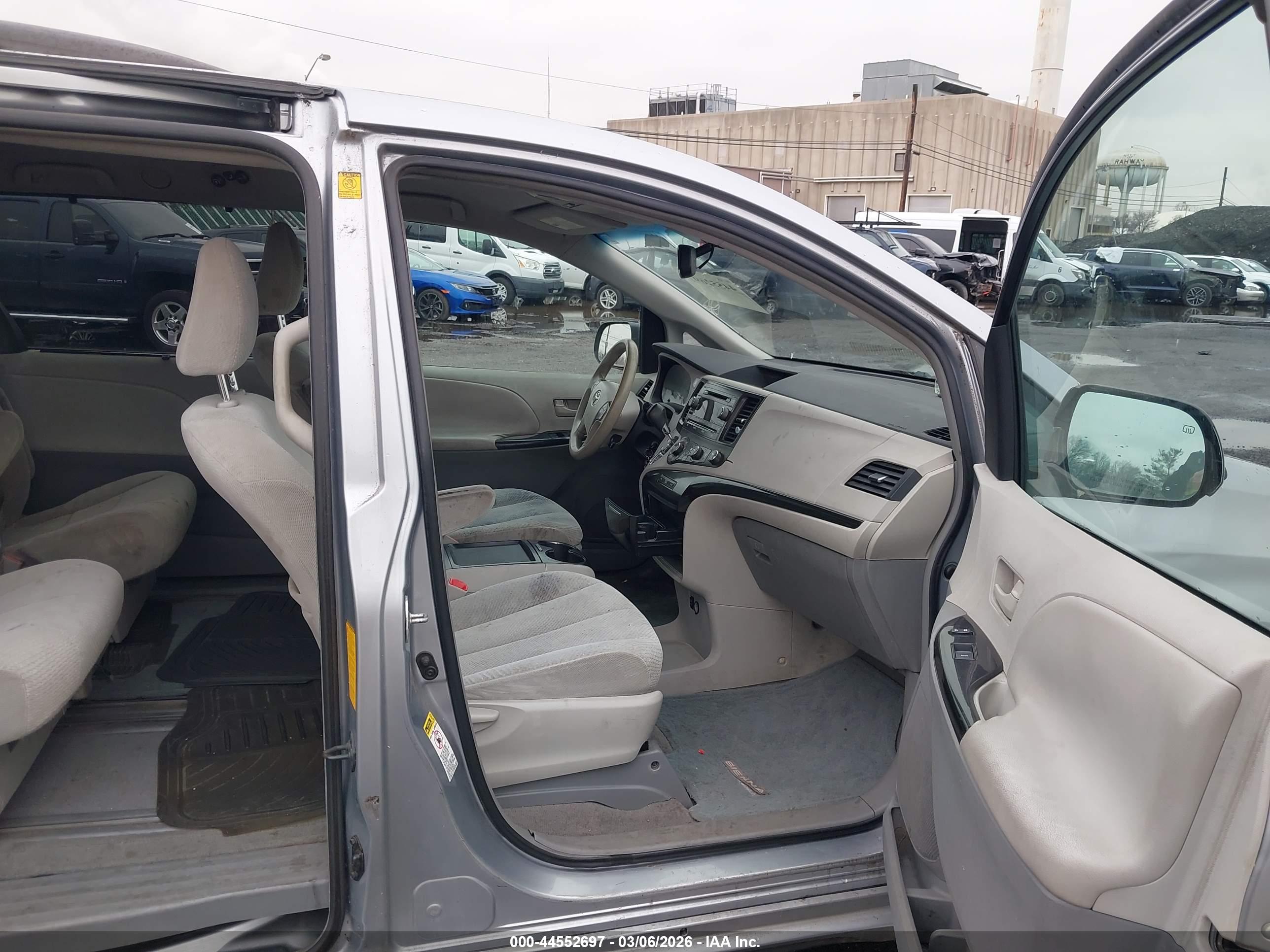 TOYOTA SIENNA image 5
