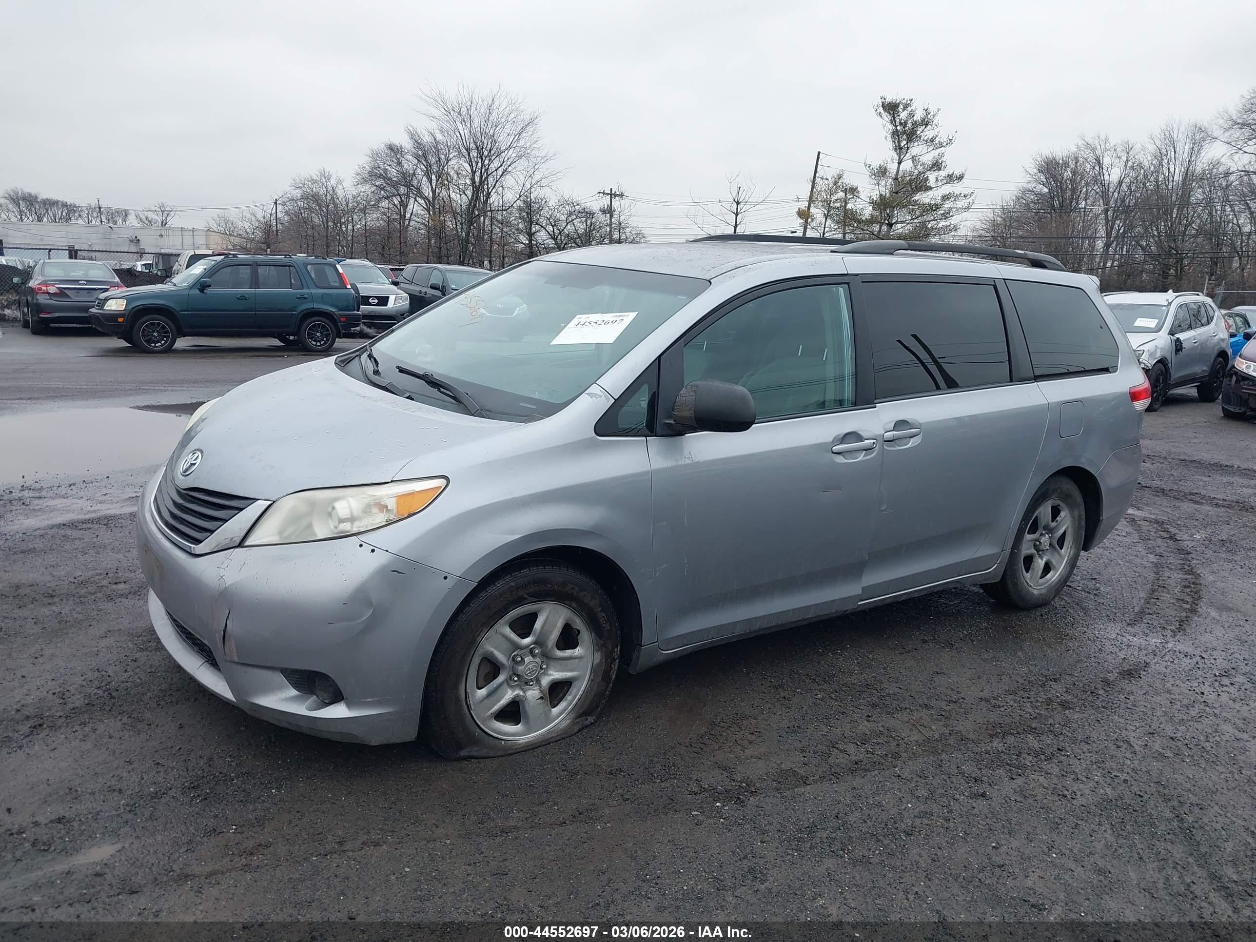 TOYOTA SIENNA image 6