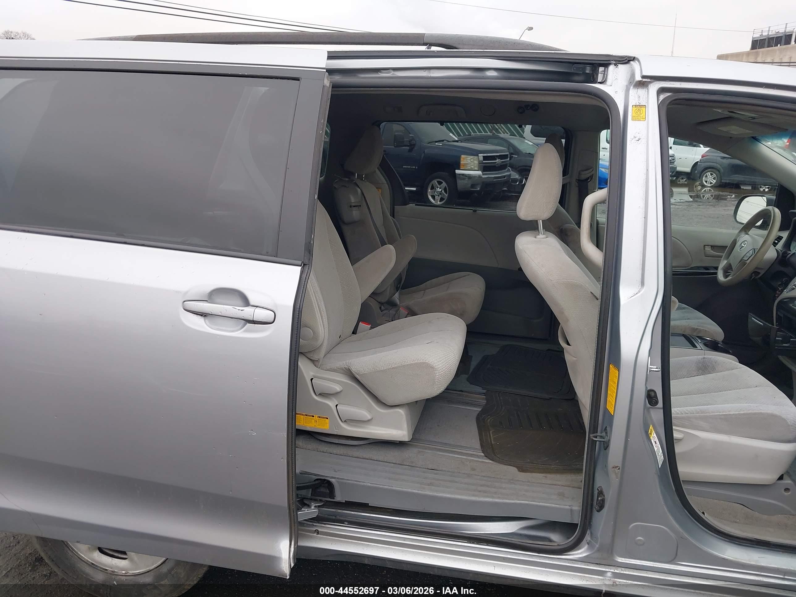 TOYOTA SIENNA image 8