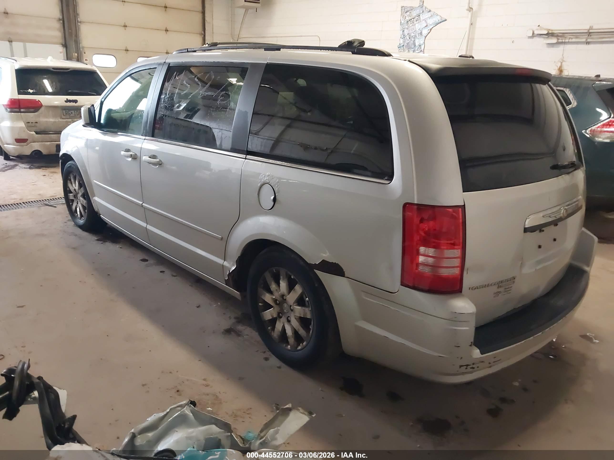 CHRYSLER TOWN image 3