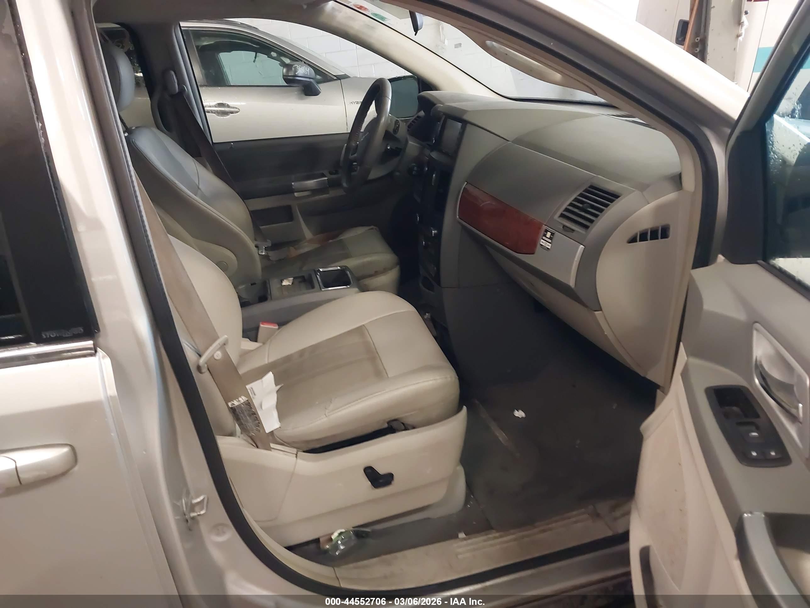 CHRYSLER TOWN image 5