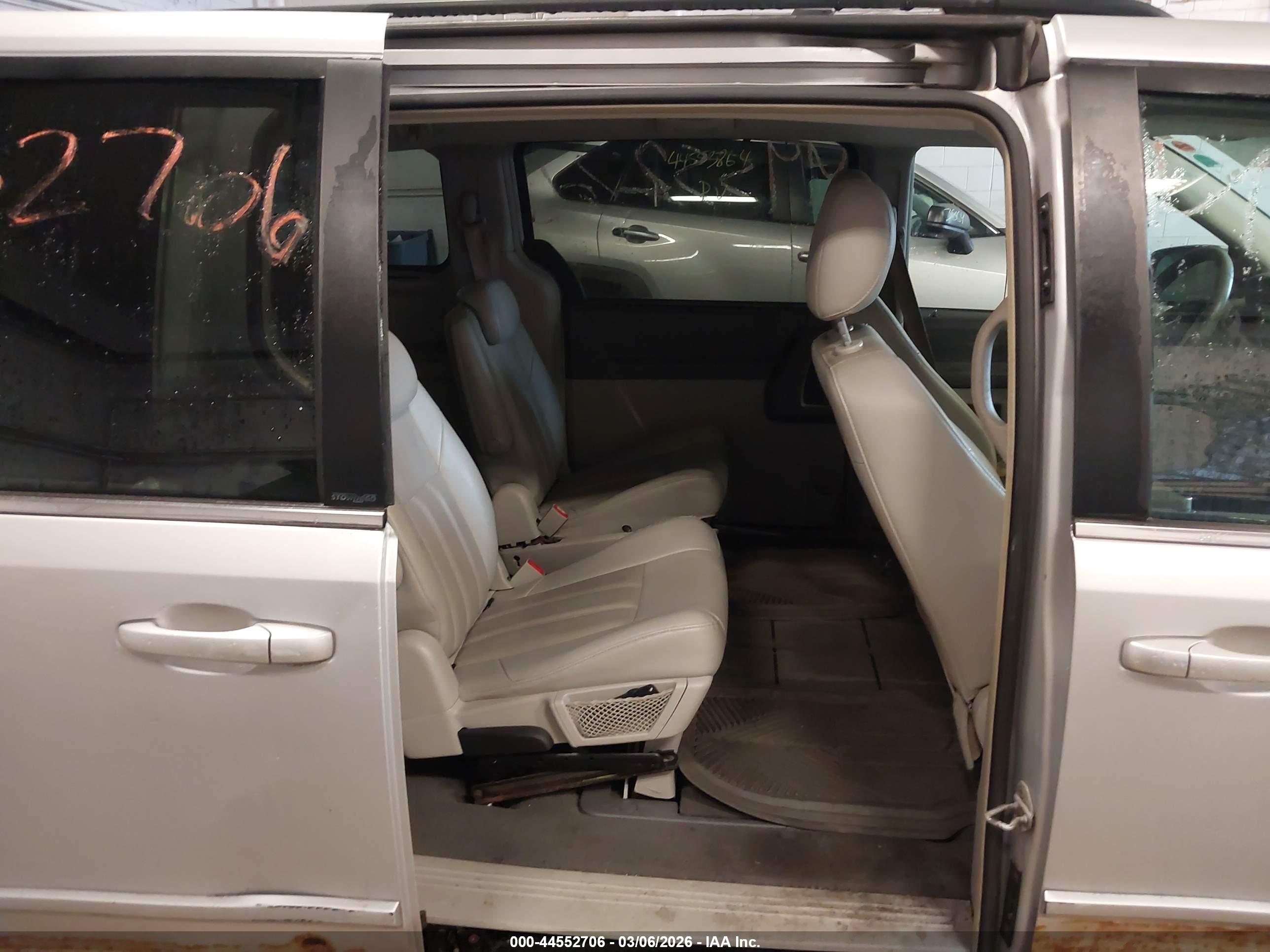 CHRYSLER TOWN image 8