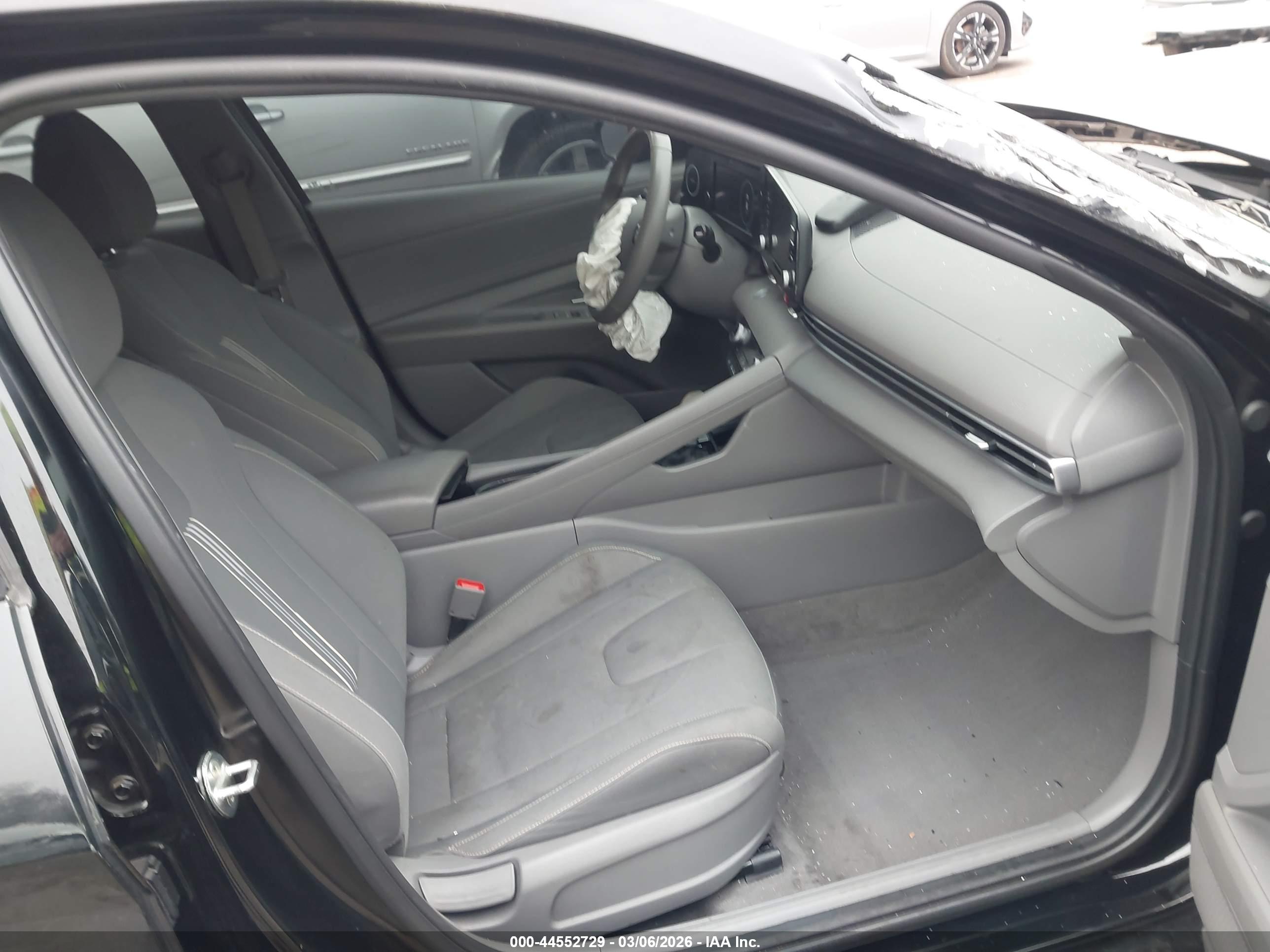 HYUNDAI ELANTRA image 5