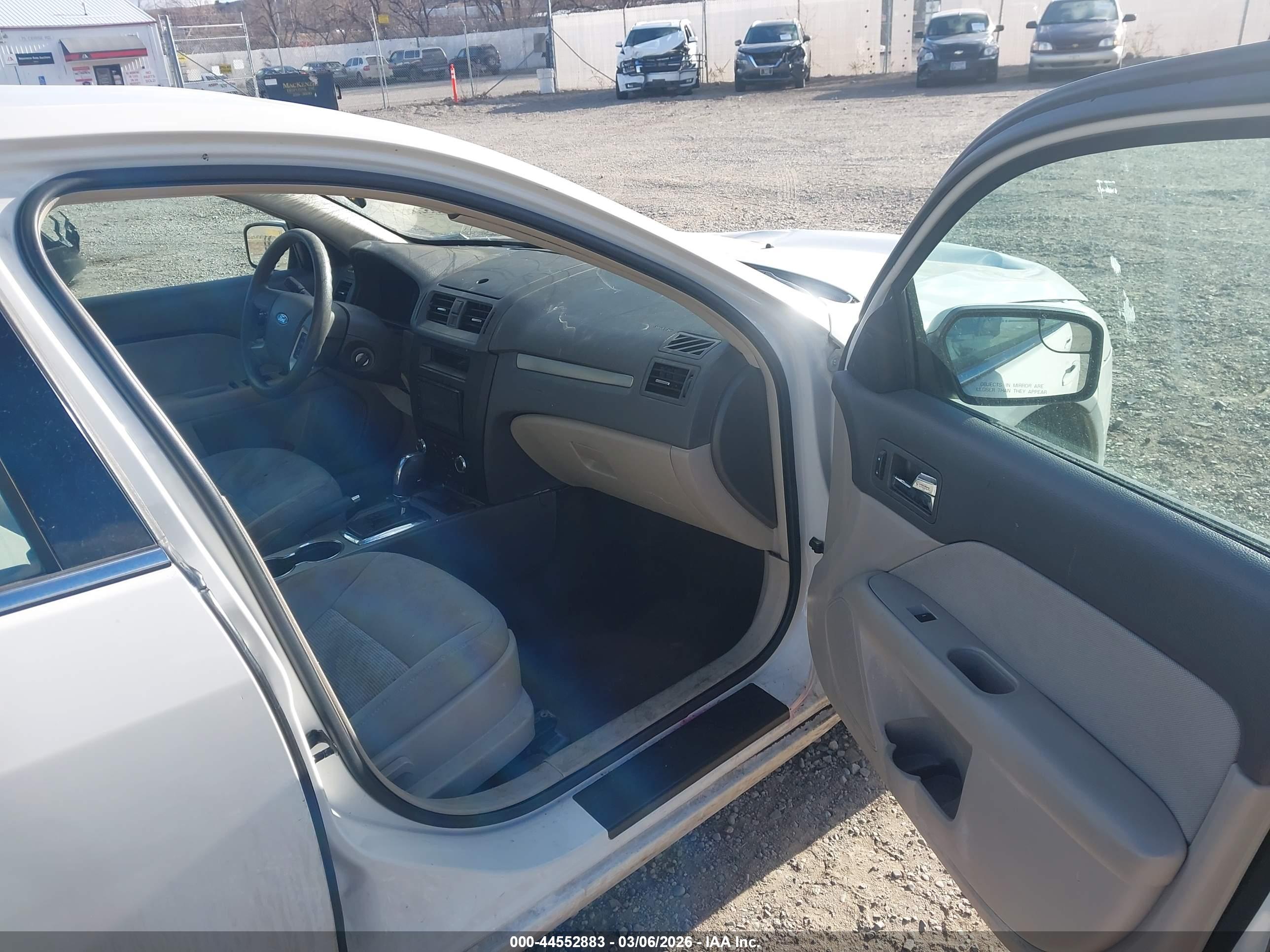 FORD FUSION image 5