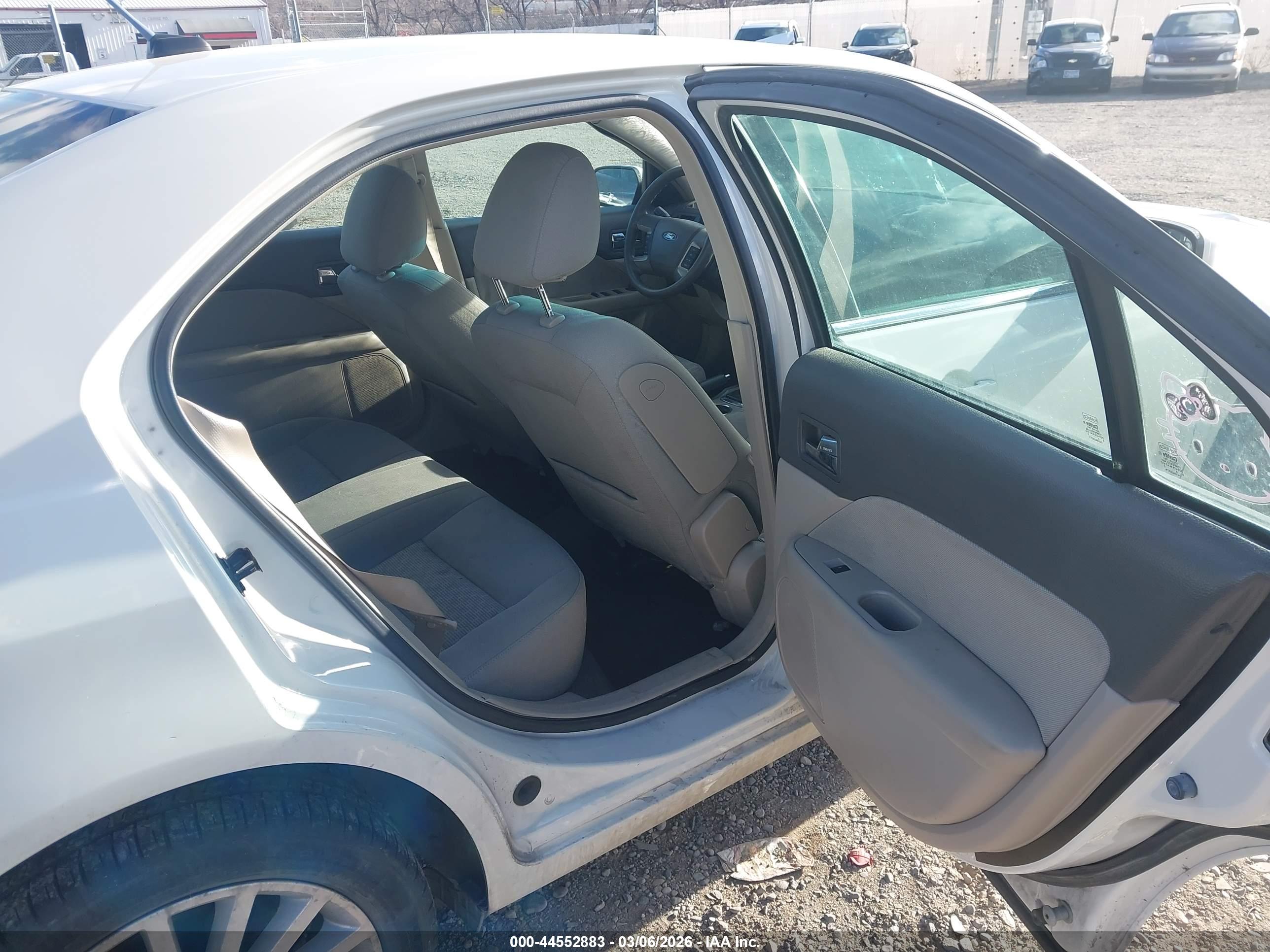 FORD FUSION image 8