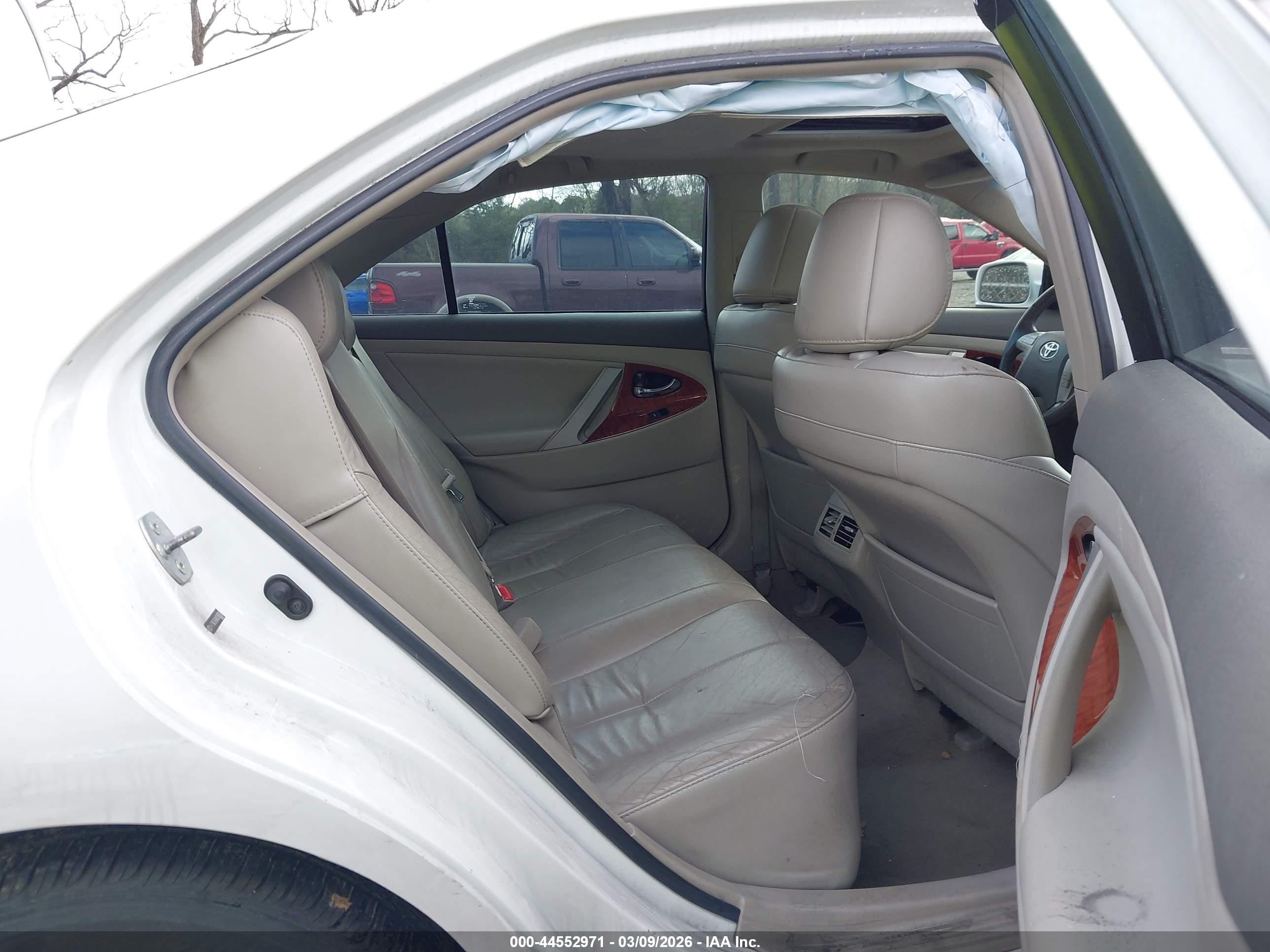 TOYOTA CAMRY image 8
