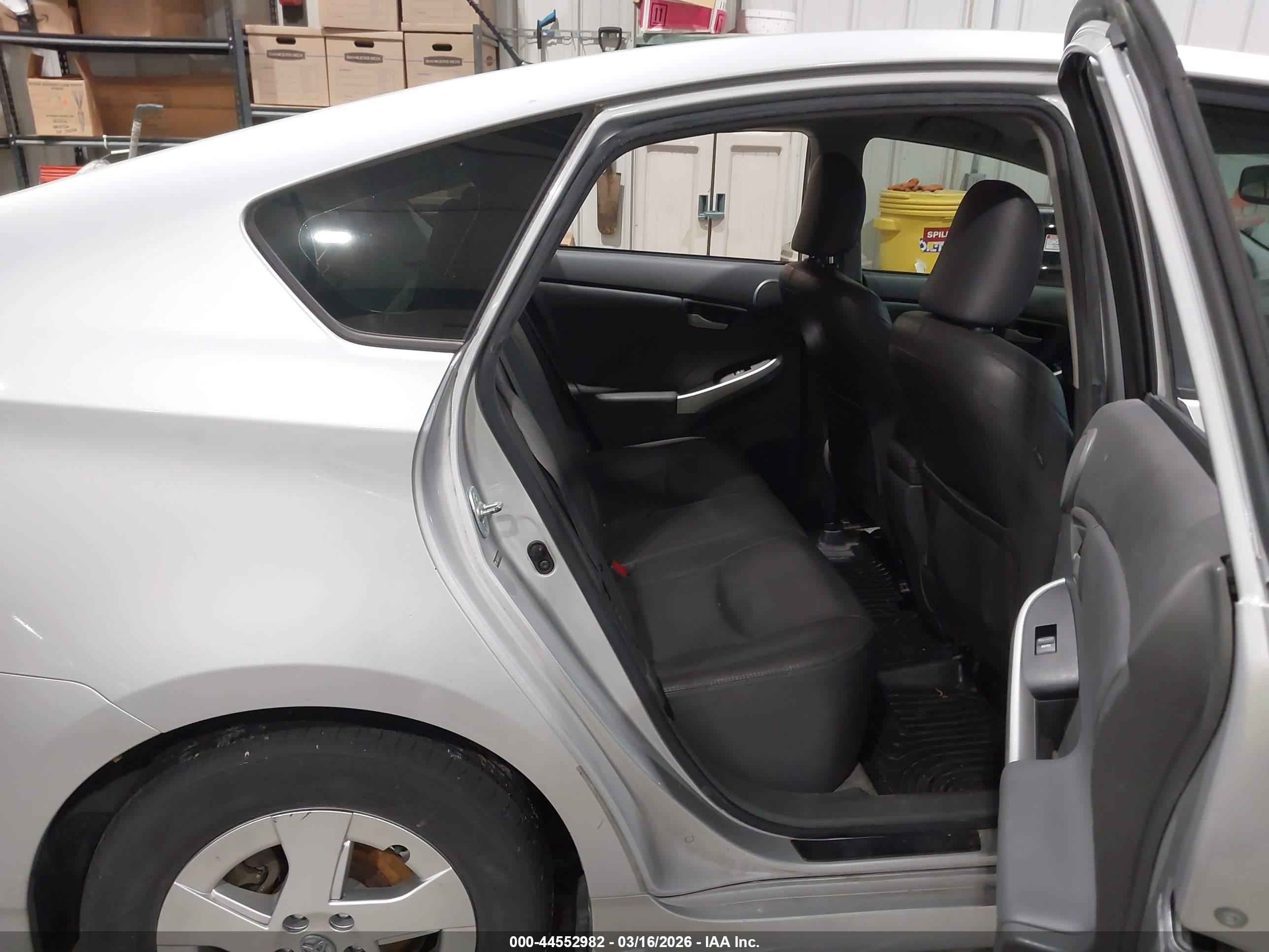 TOYOTA PRIUS image 8