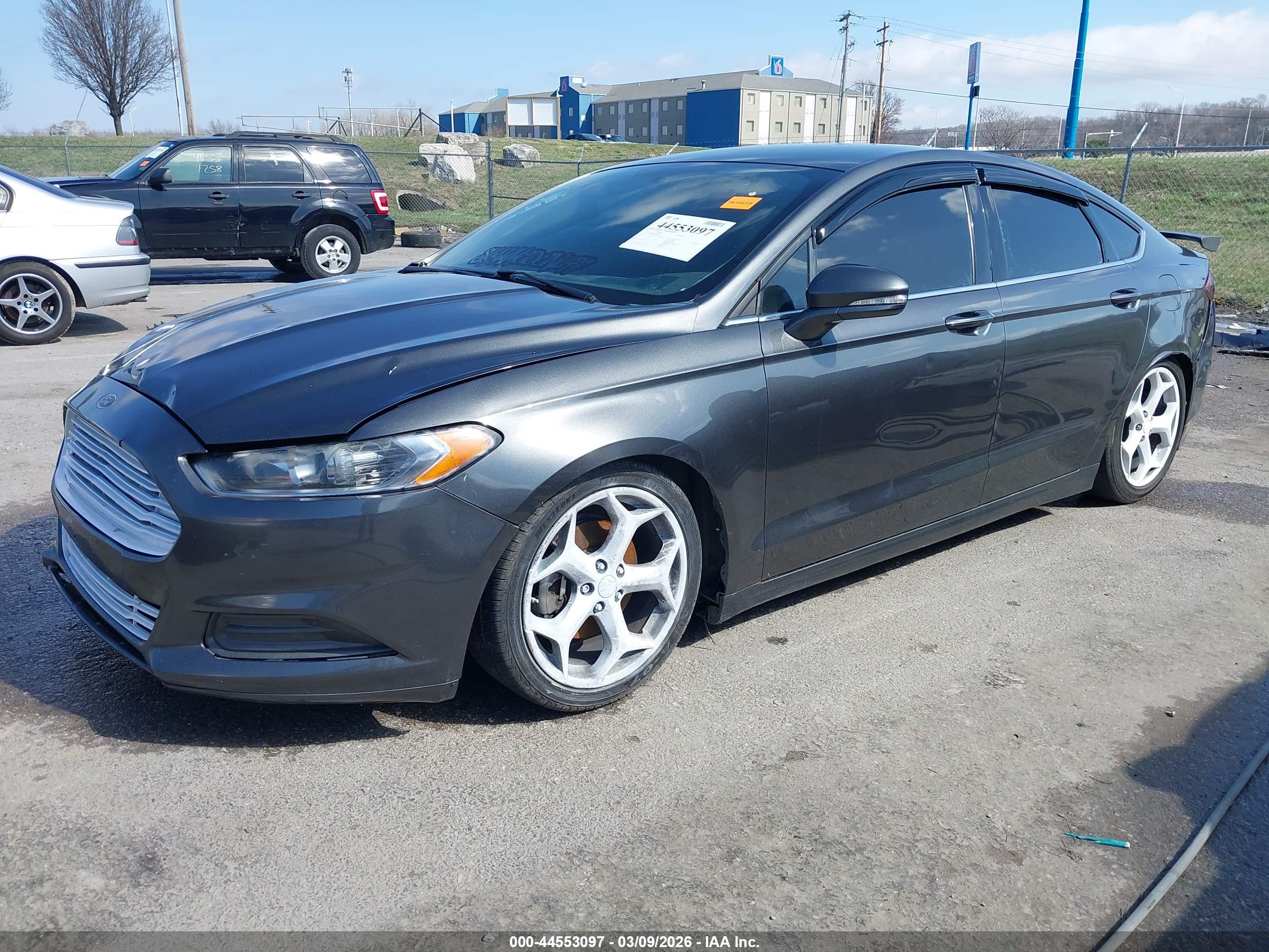 FORD FUSION image 2