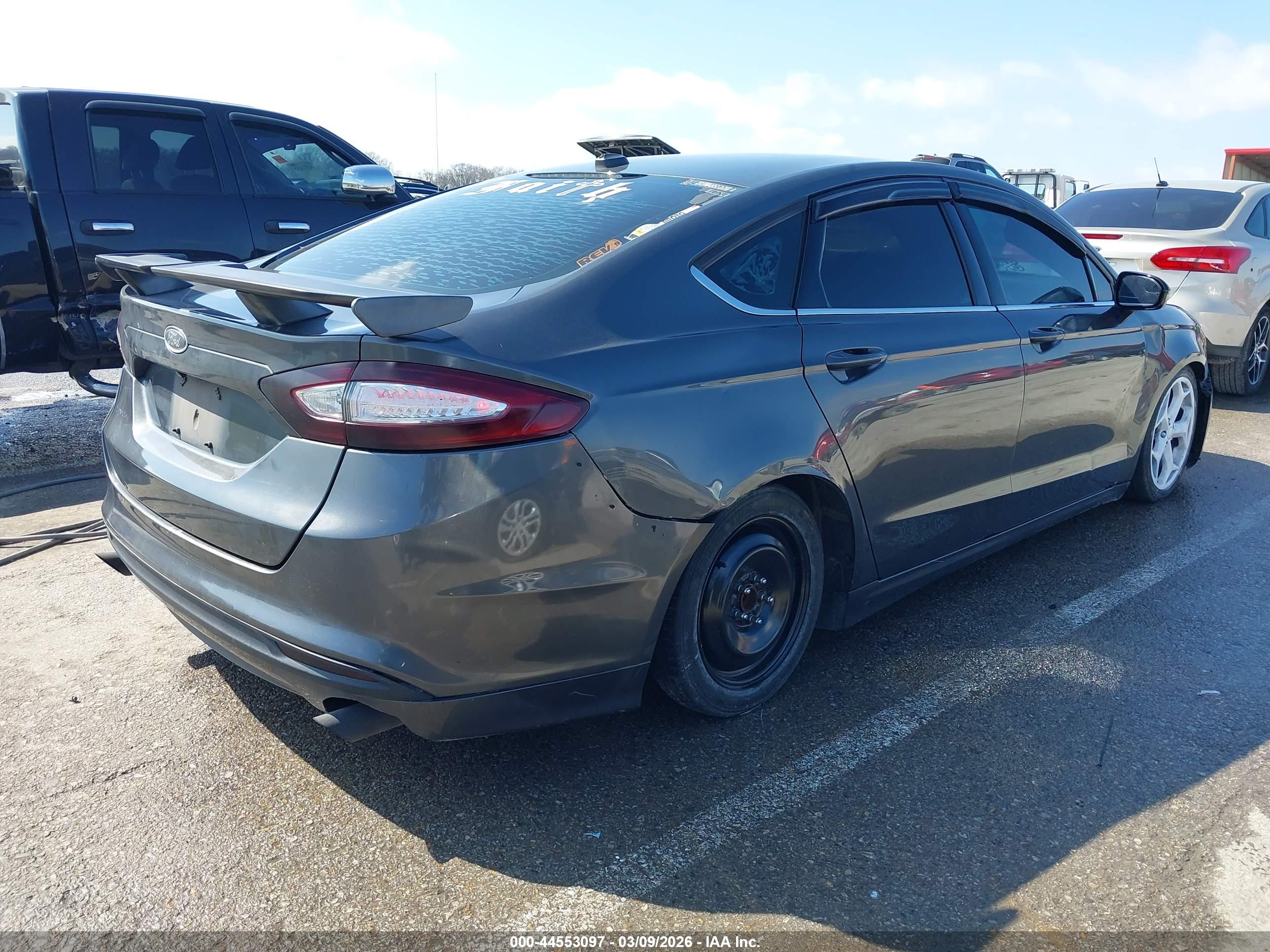 FORD FUSION image 4