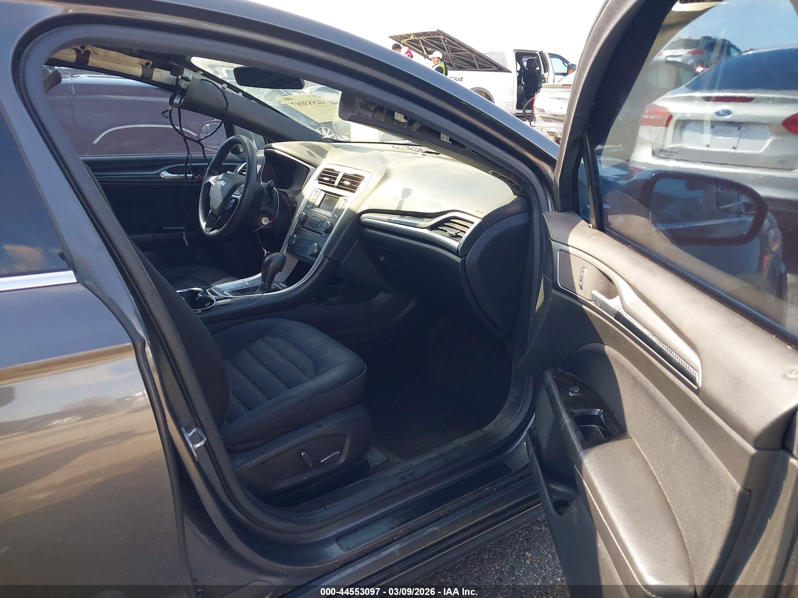 FORD FUSION image 5