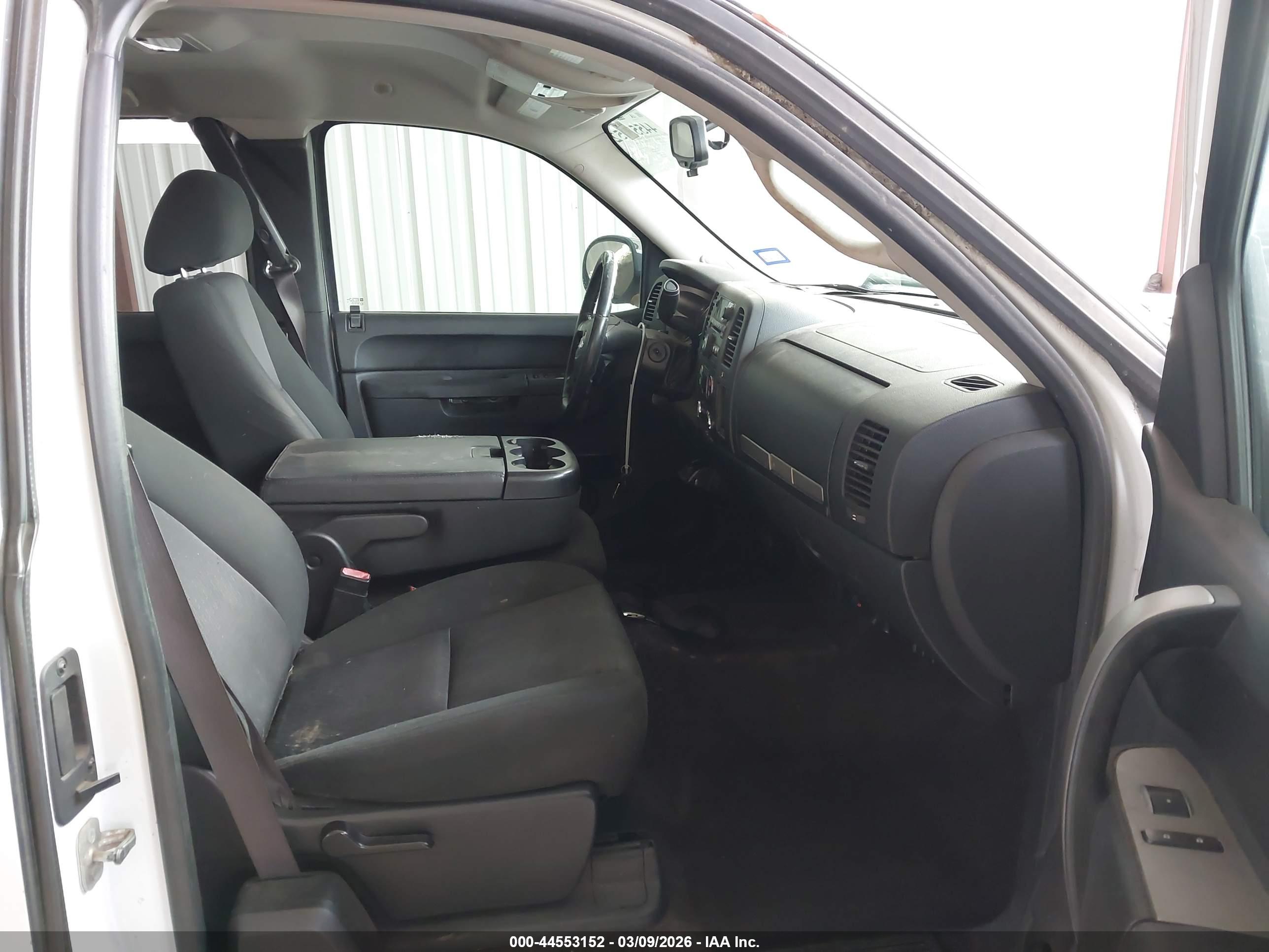 CHEVROLET SILVERADO image 5
