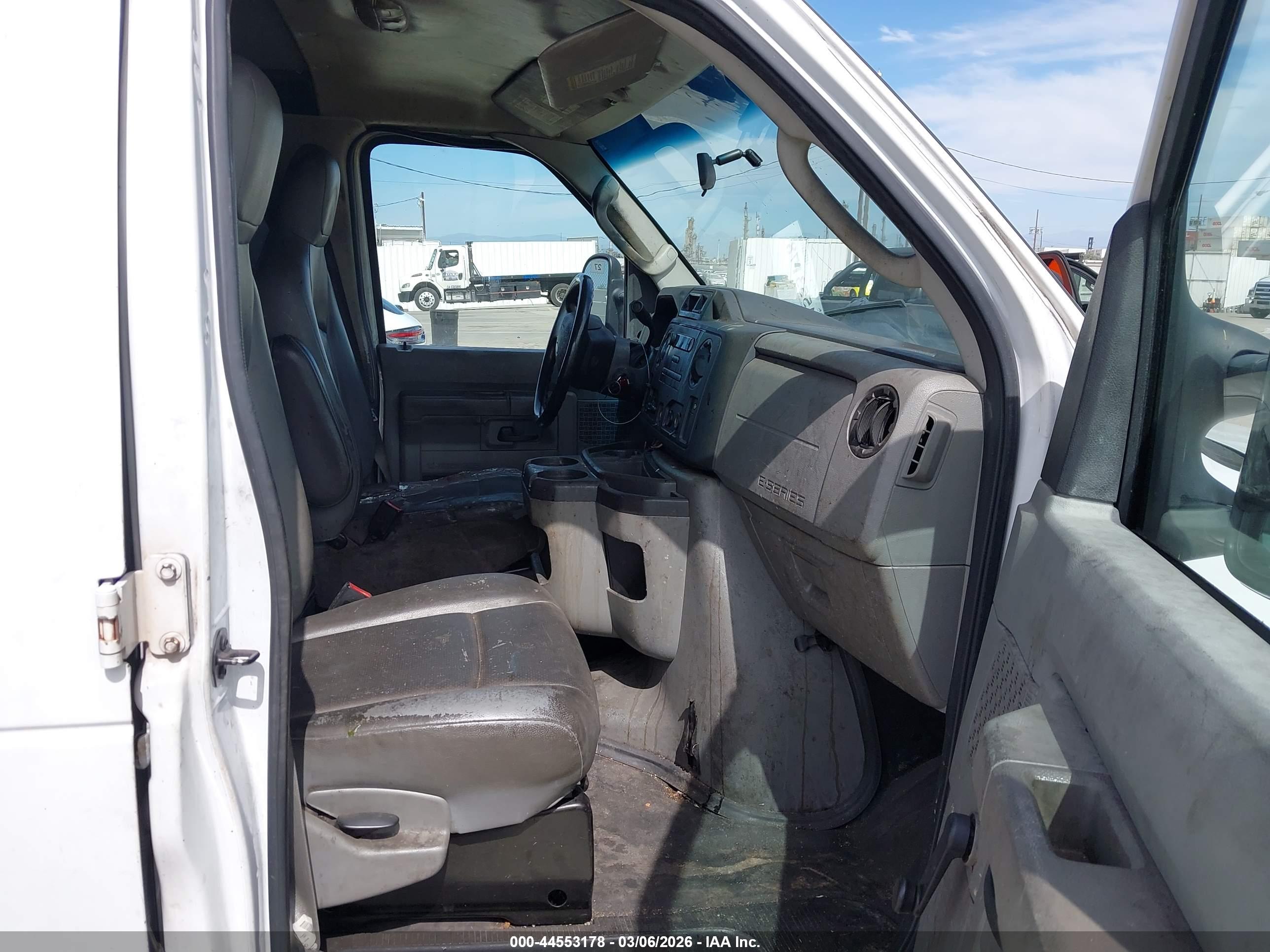 FORD E-250 image 5