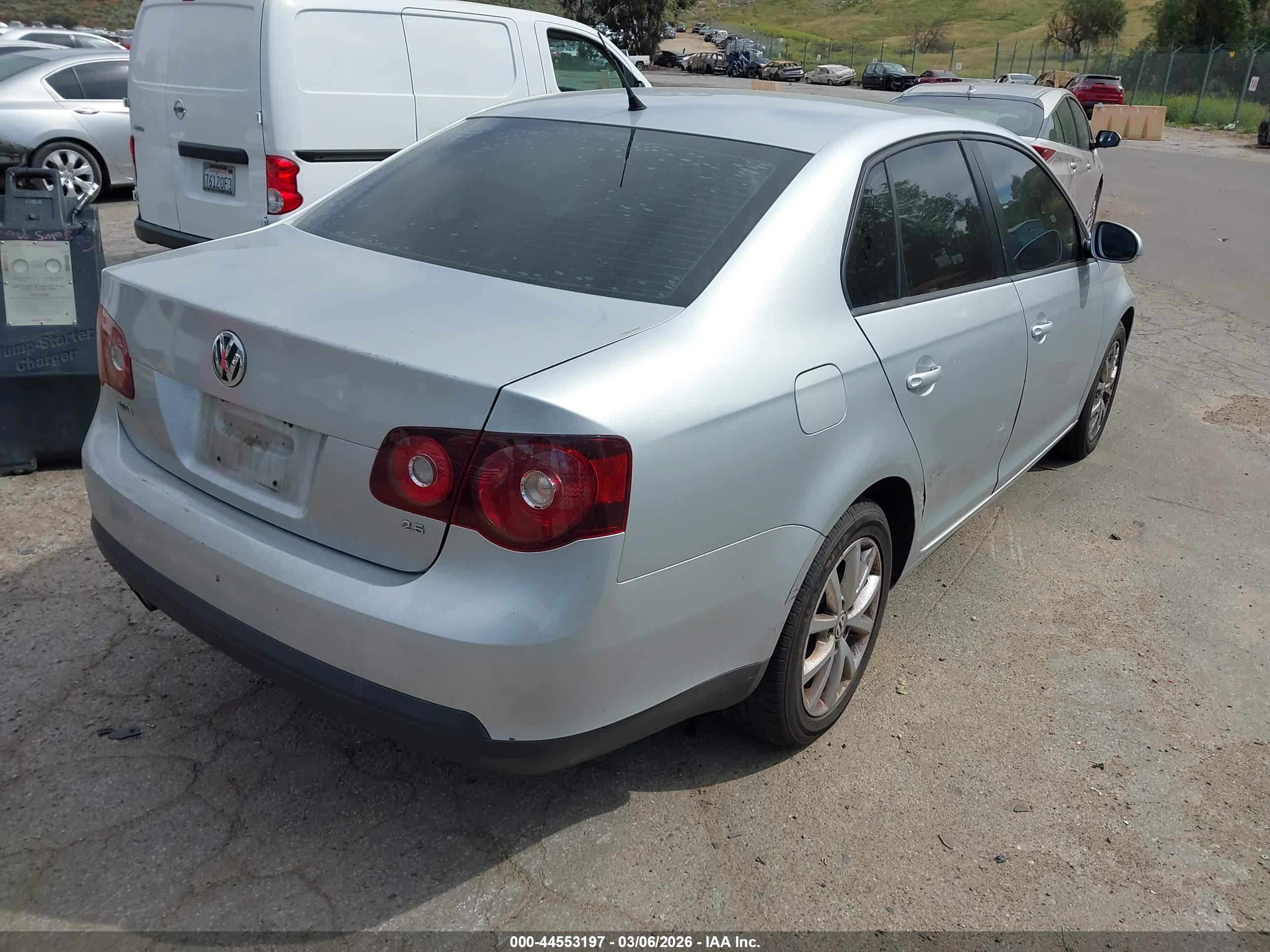 VOLKSWAGEN JETTA image 4