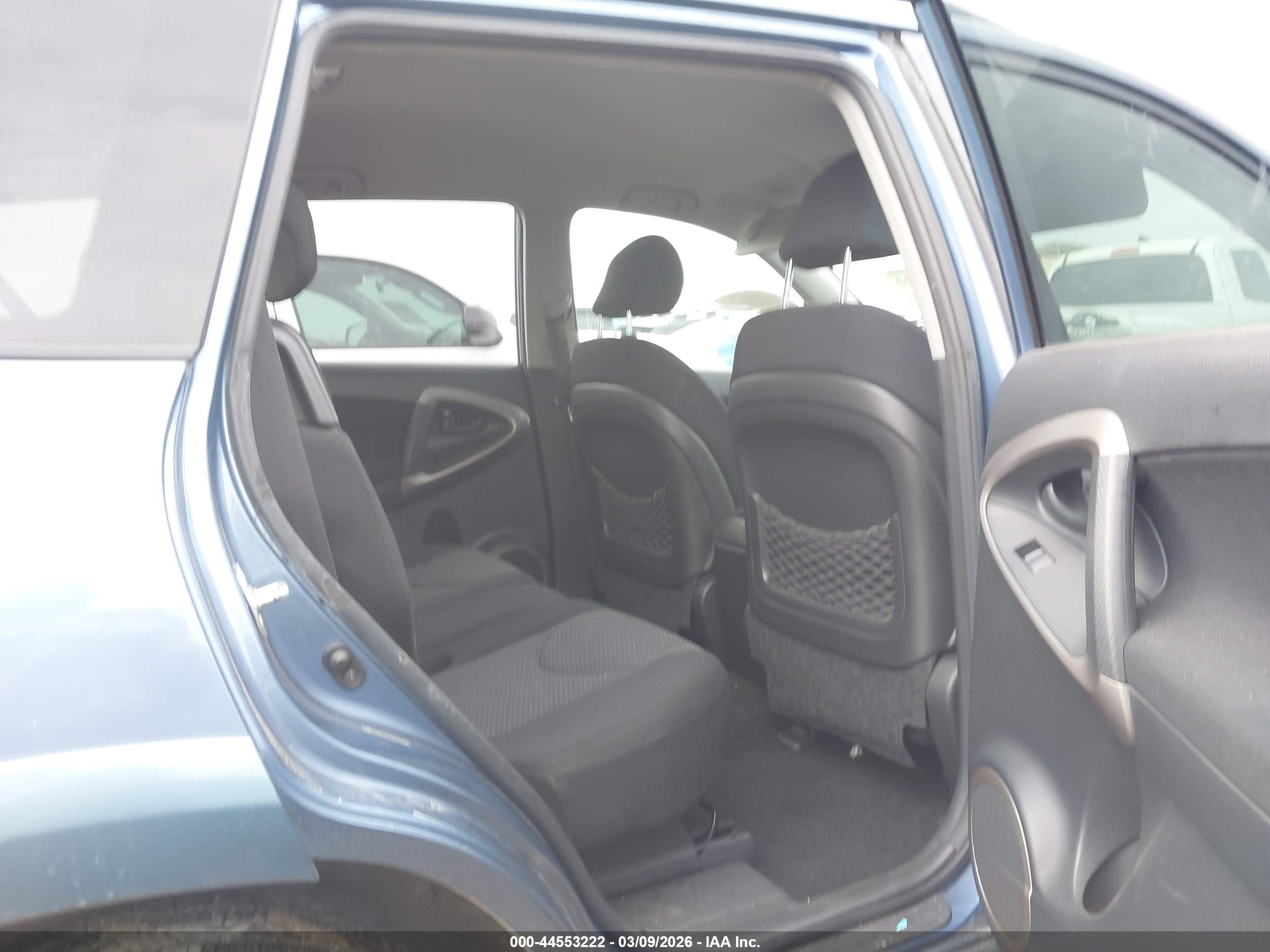 TOYOTA RAV4 image 8