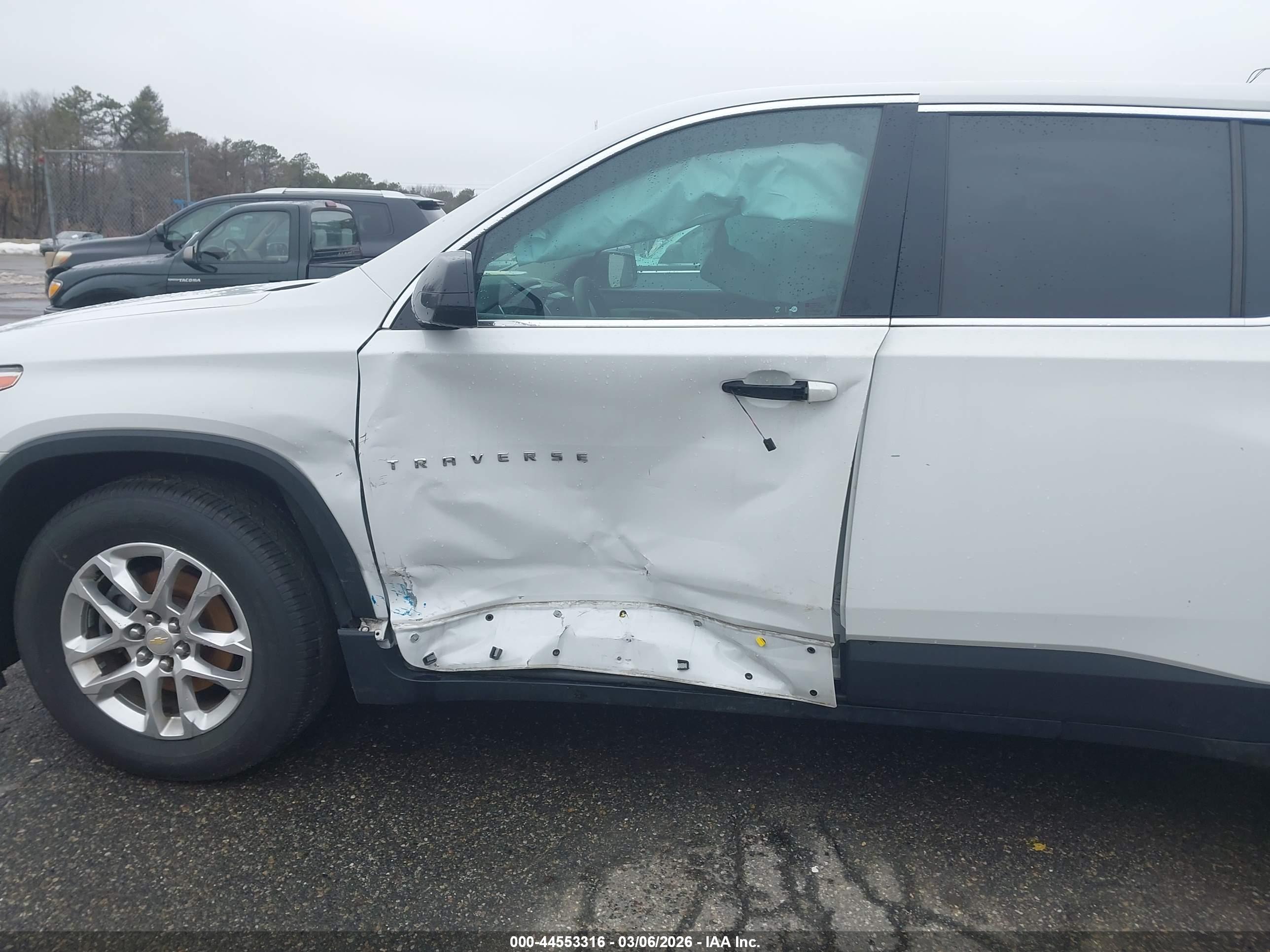 CHEVROLET TRAVERSE image 6