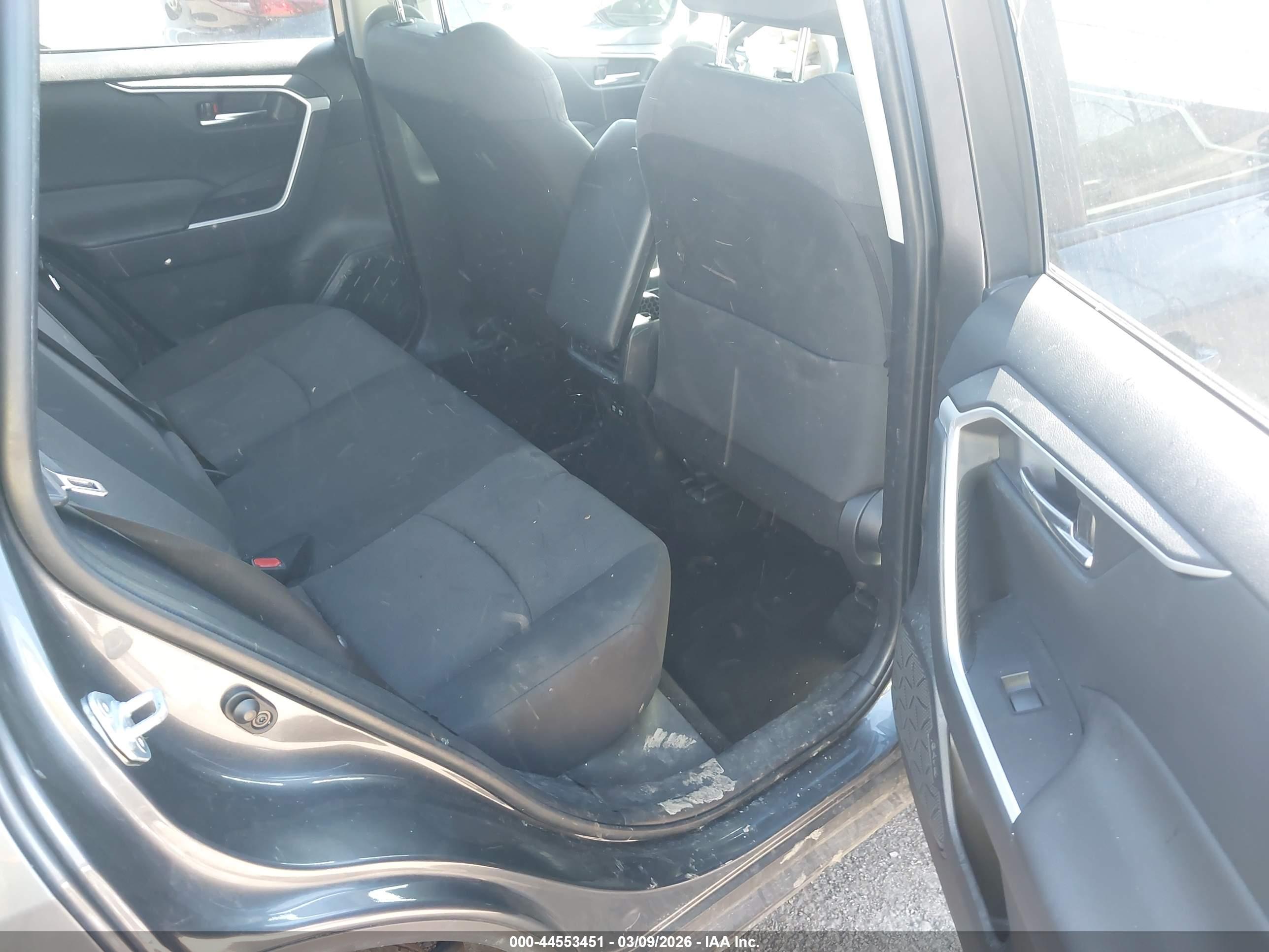 TOYOTA RAV4 image 8