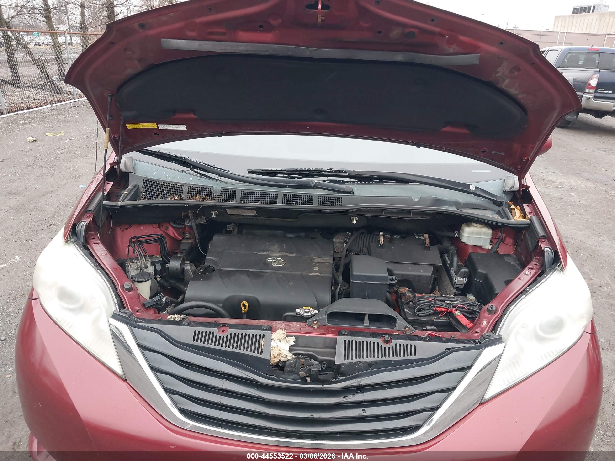 TOYOTA SIENNA image 10
