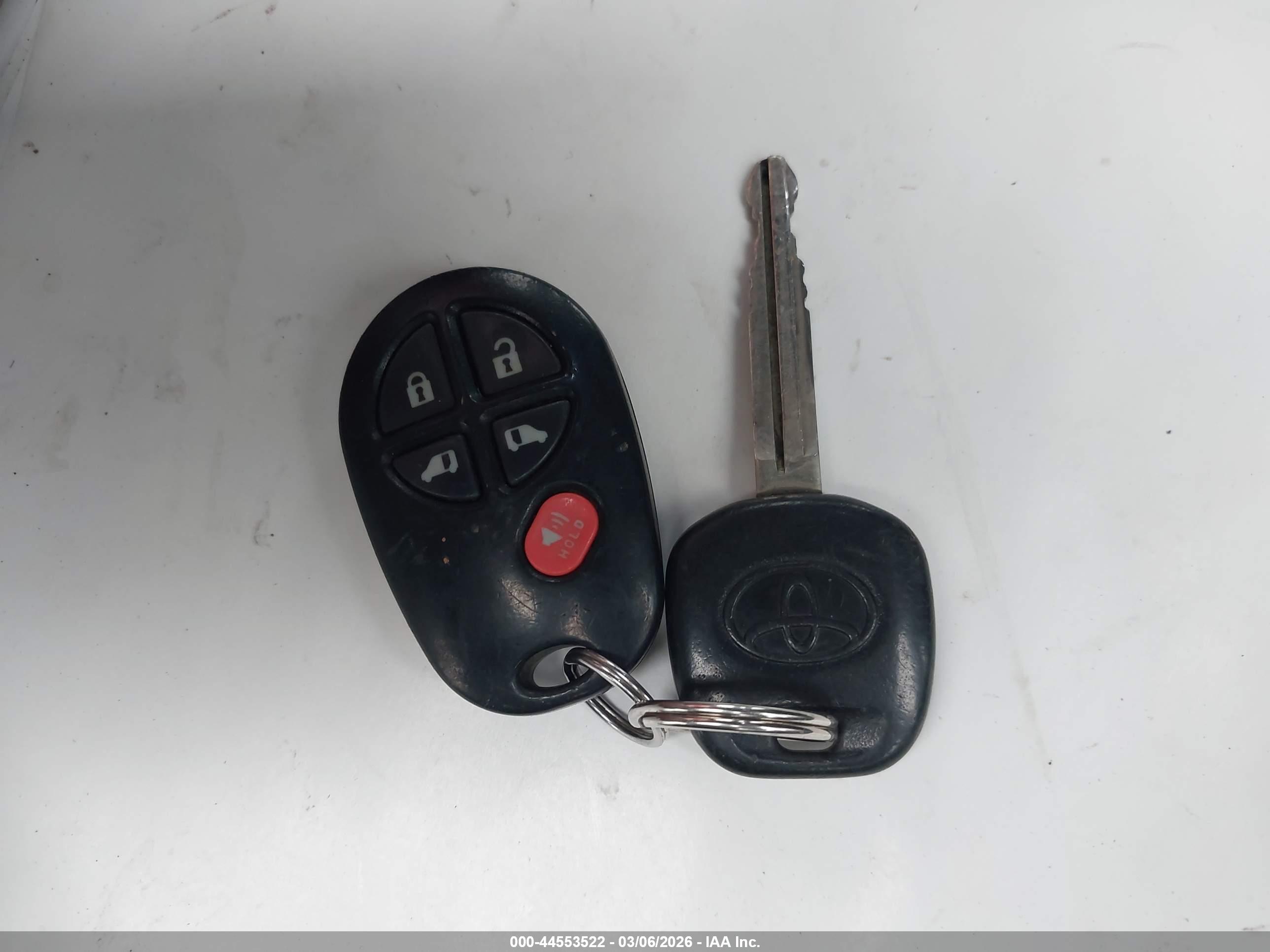 TOYOTA SIENNA image 11