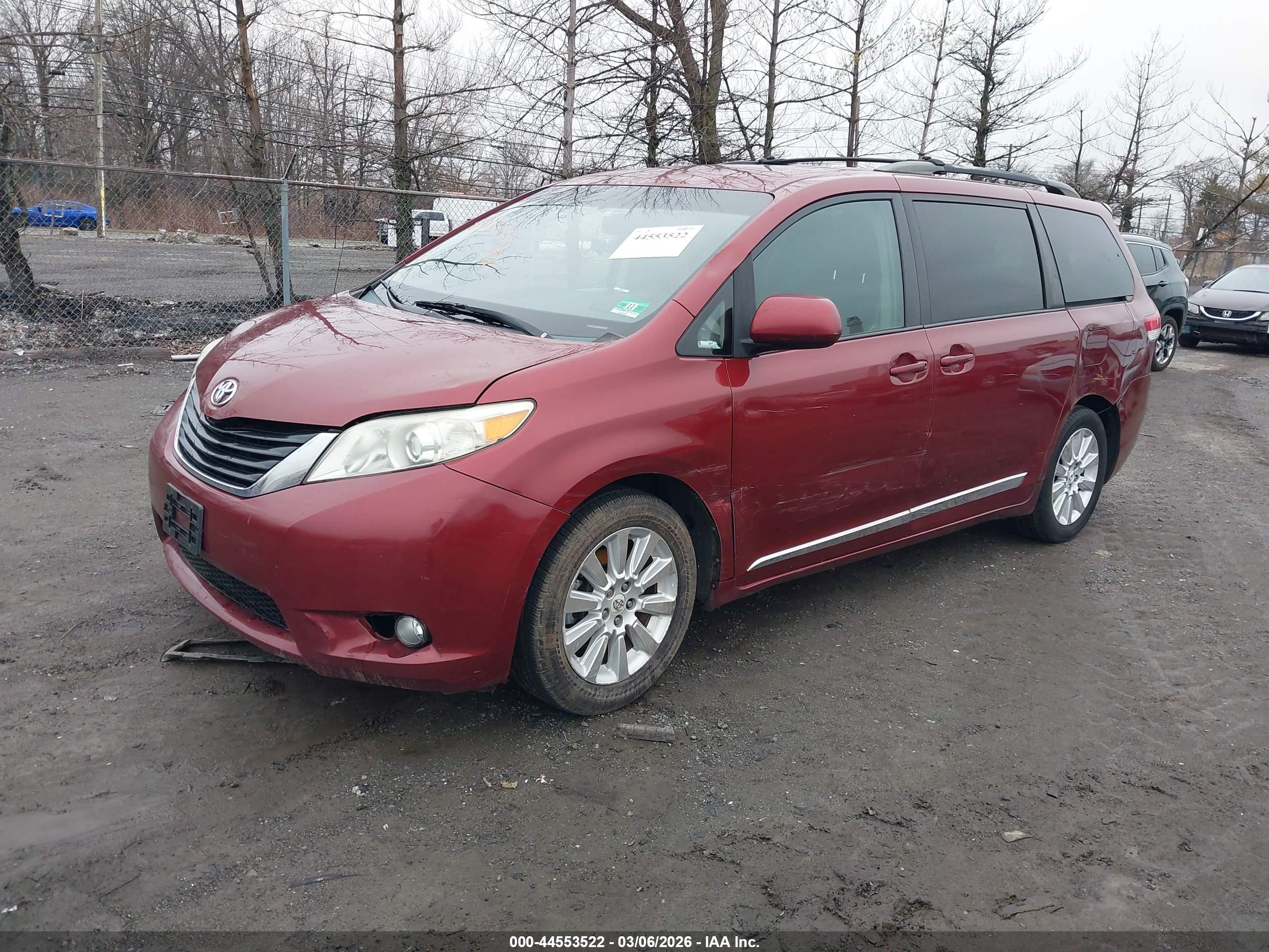 TOYOTA SIENNA image 2