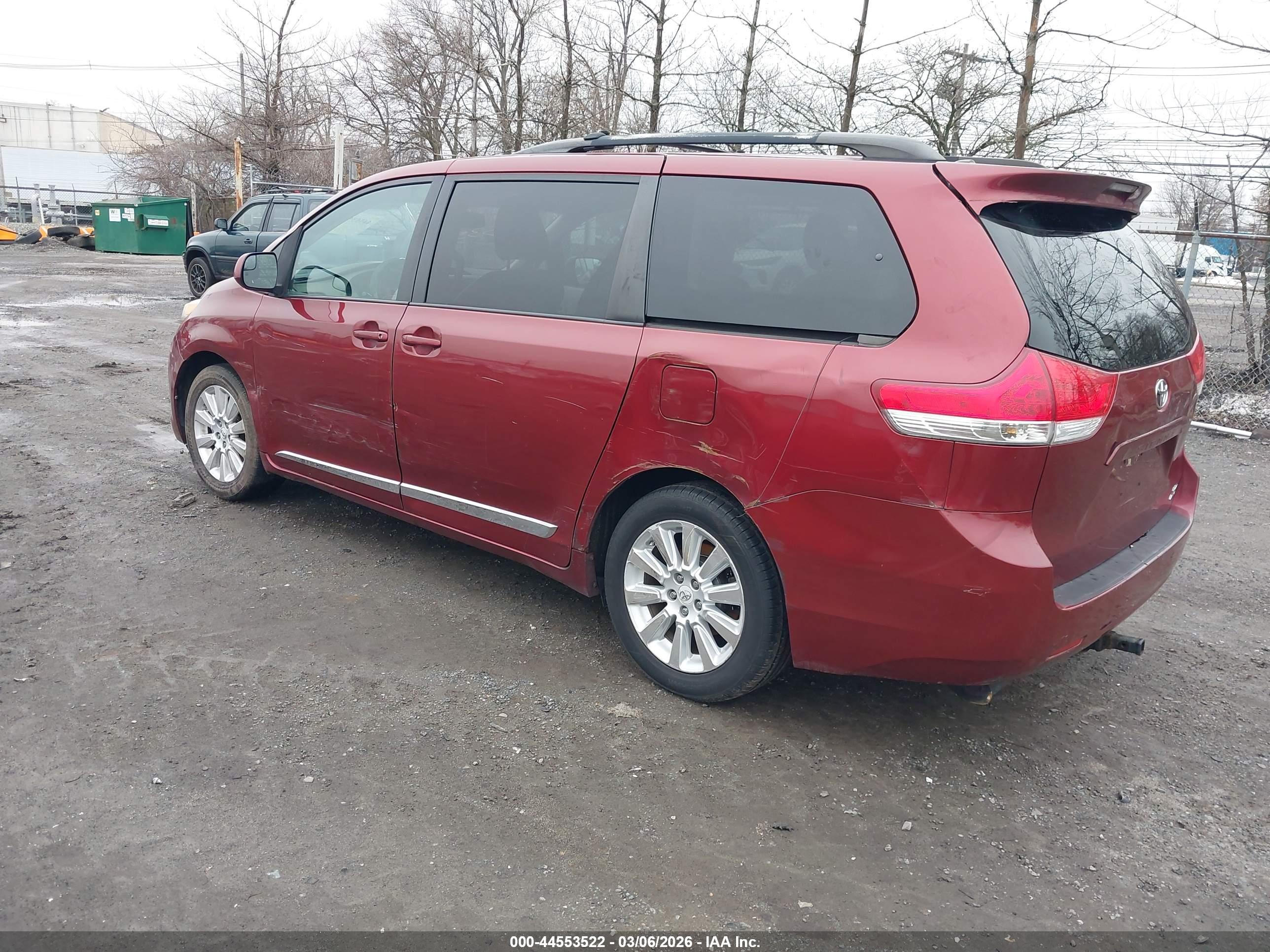 TOYOTA SIENNA image 3