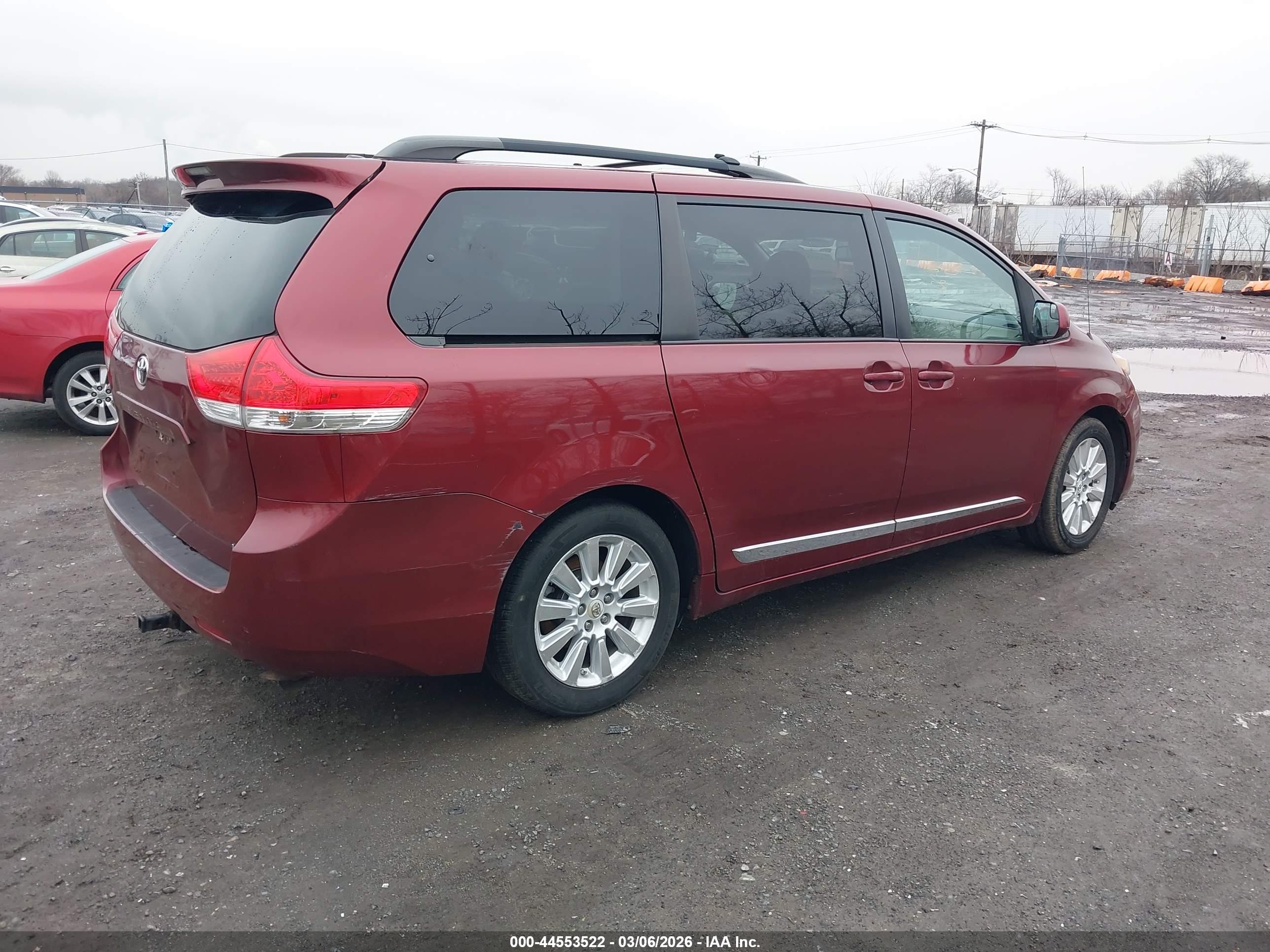 TOYOTA SIENNA image 4