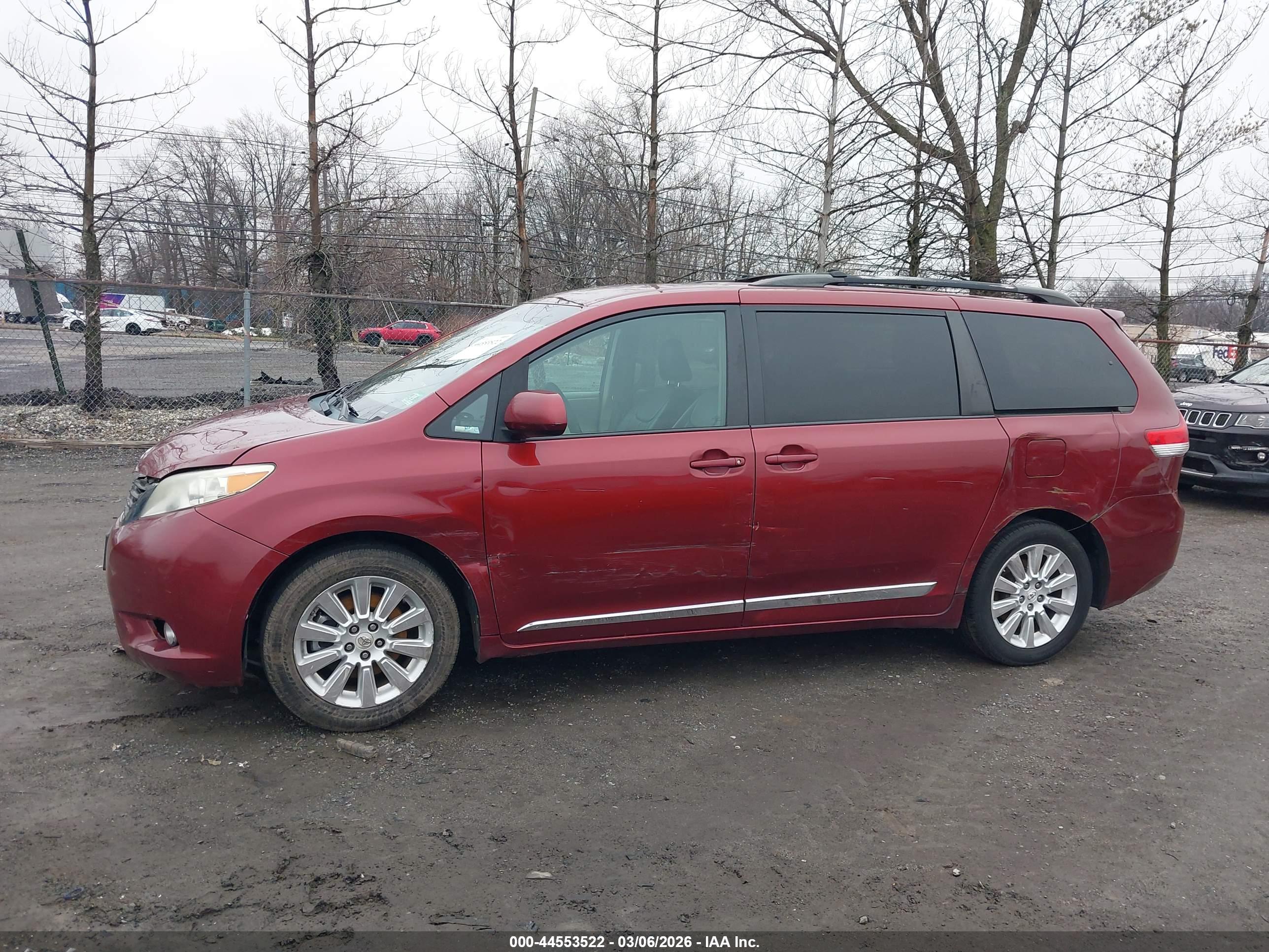 TOYOTA SIENNA image 6