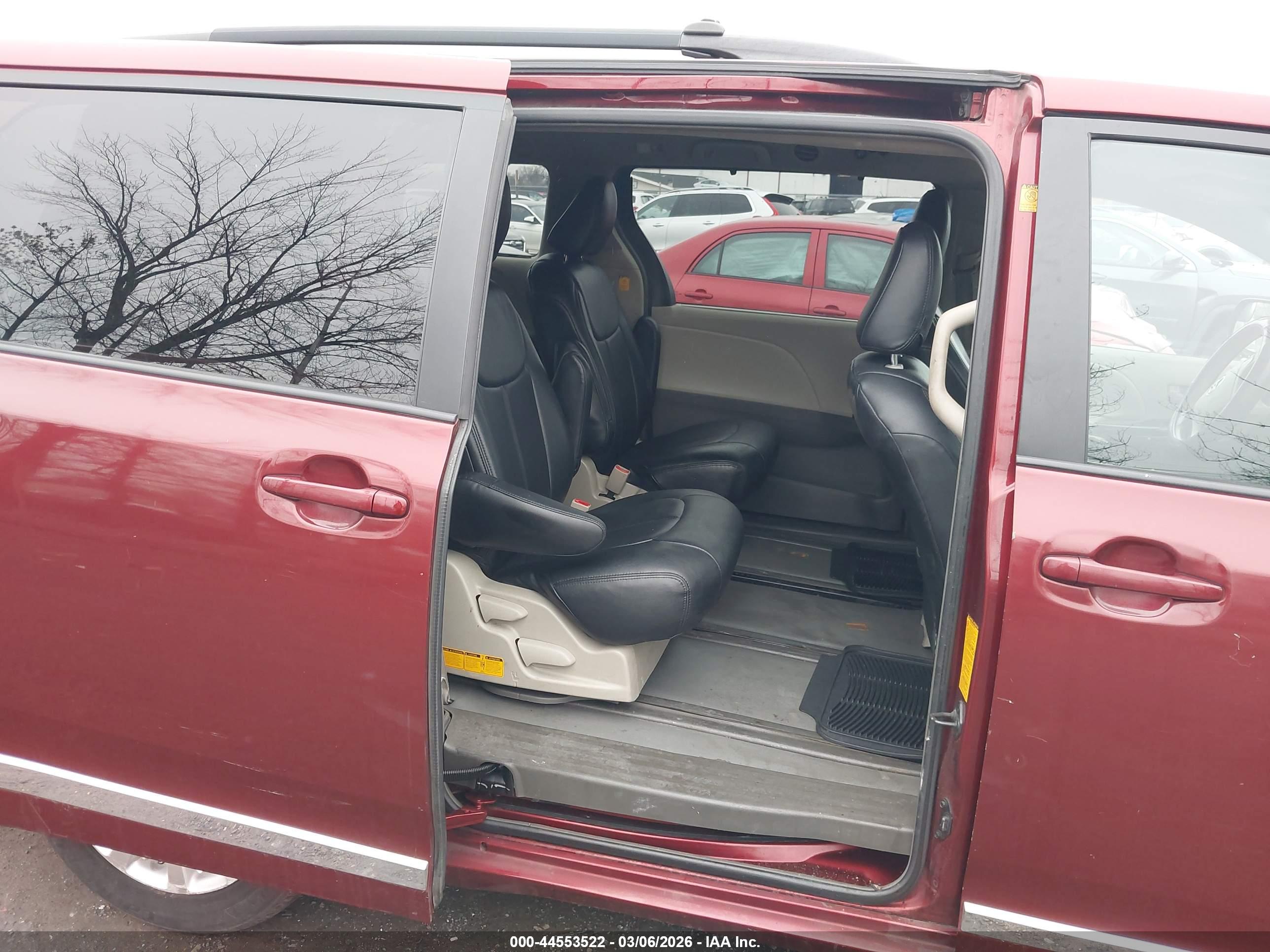 TOYOTA SIENNA image 8