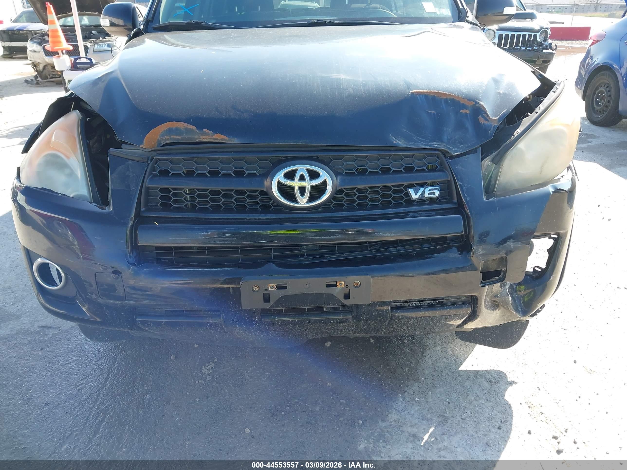 TOYOTA RAV4 image 6