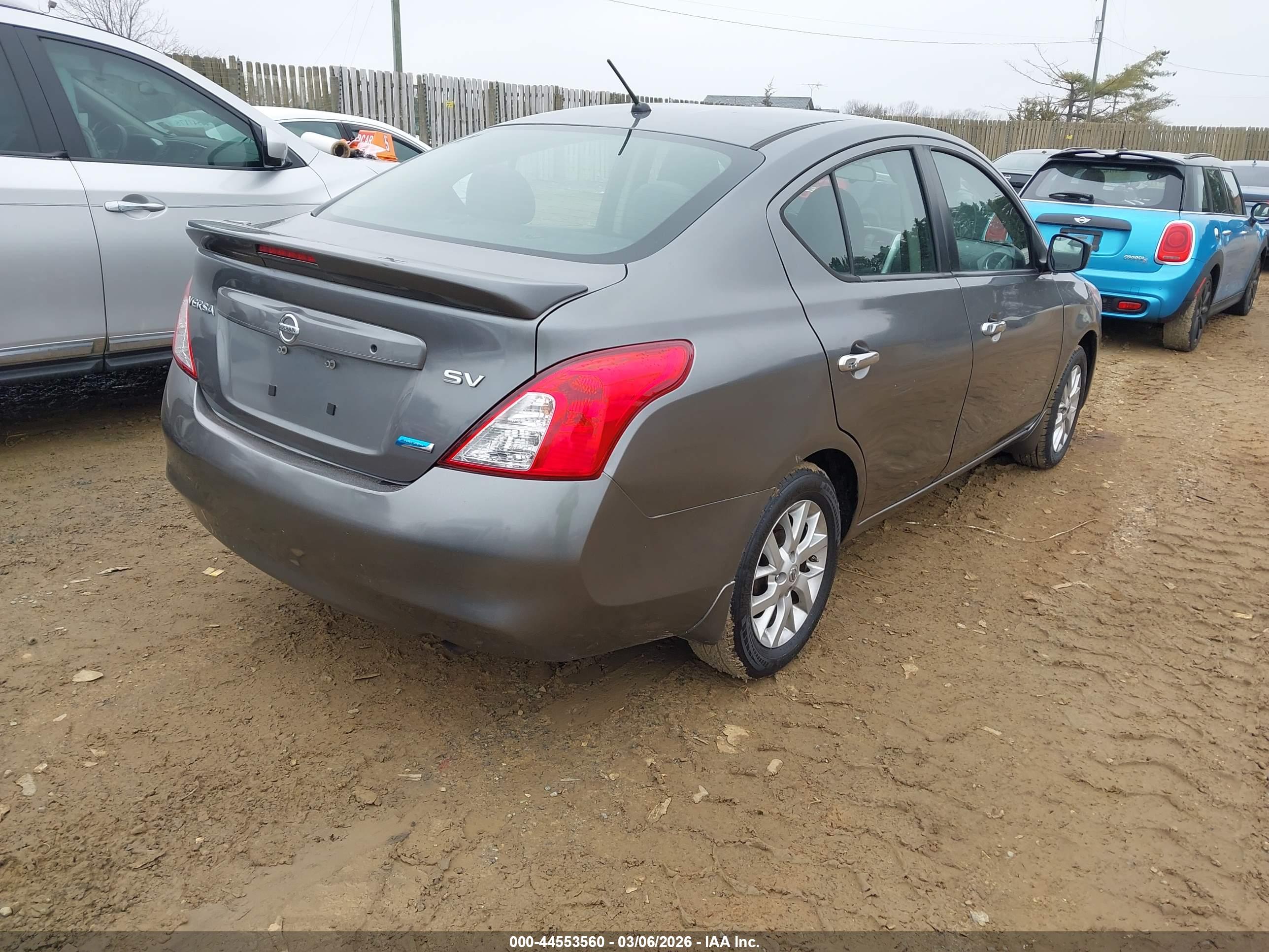 NISSAN VERSA image 4