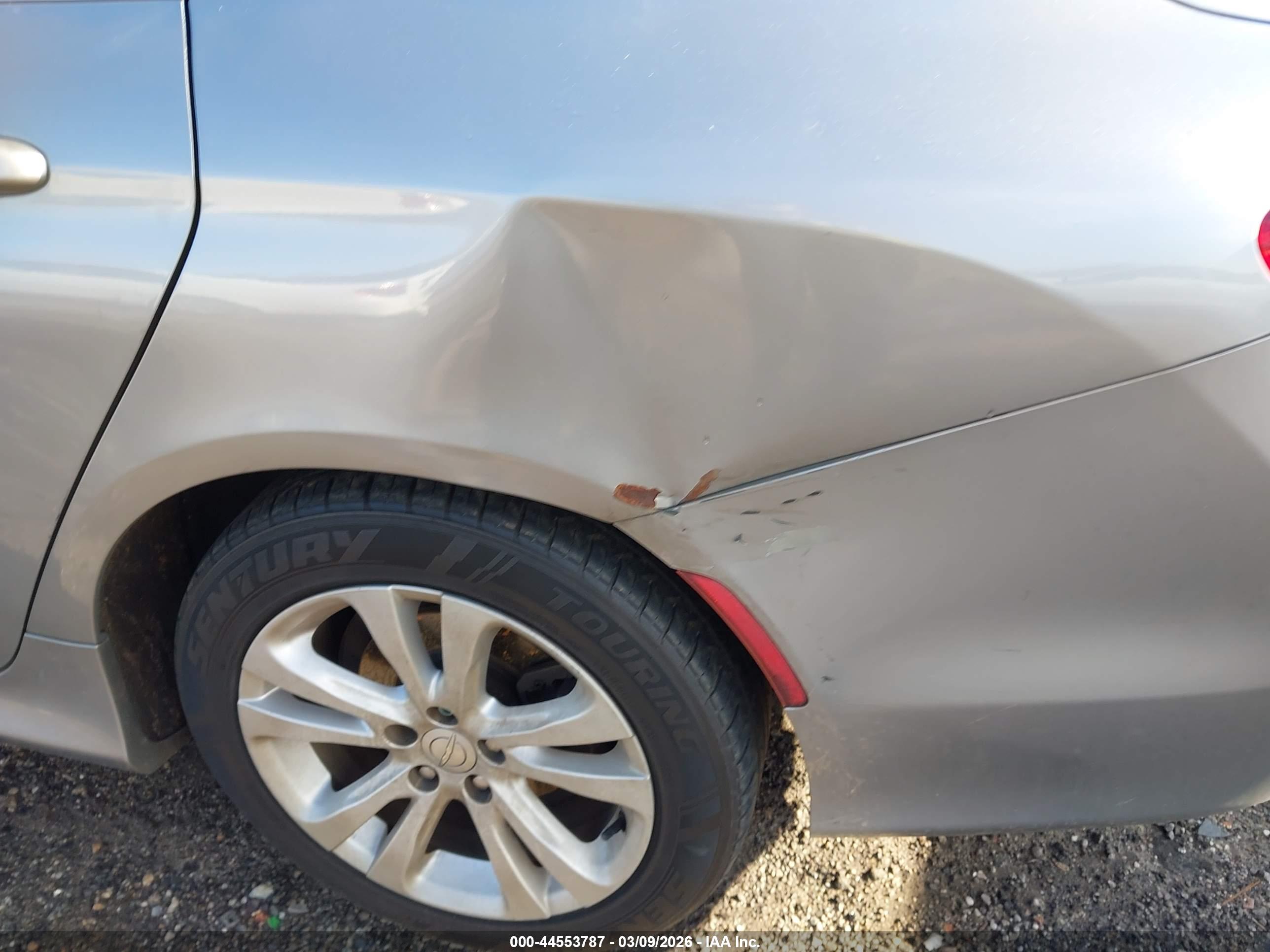 CHRYSLER 200 image 6