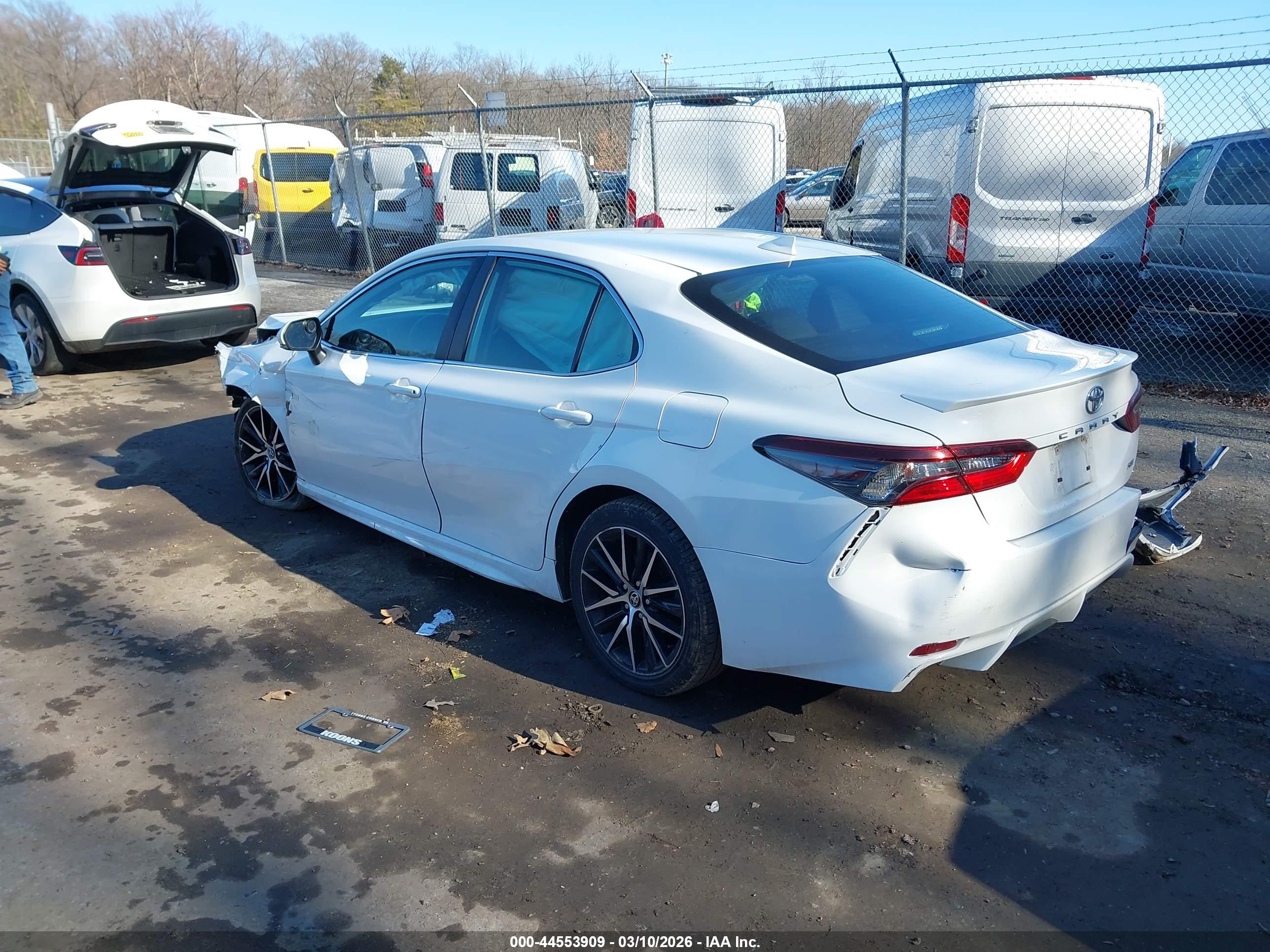 TOYOTA CAMRY image 3
