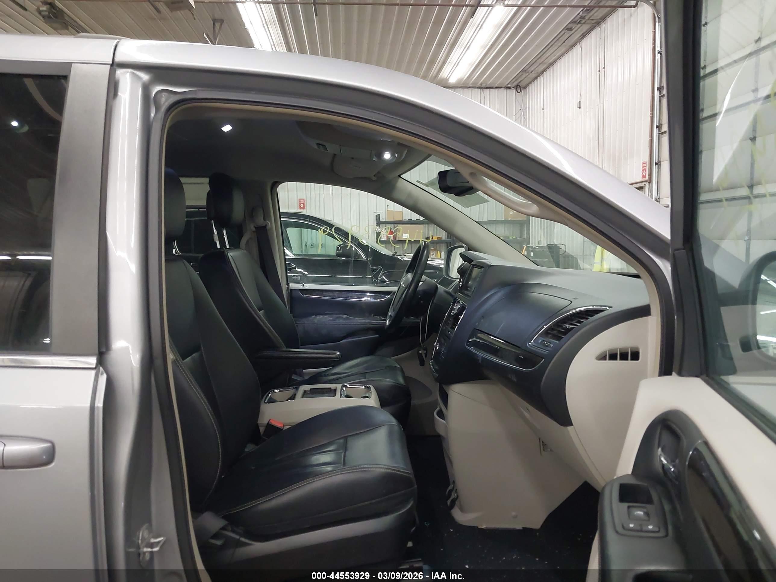 CHRYSLER TOWN image 5