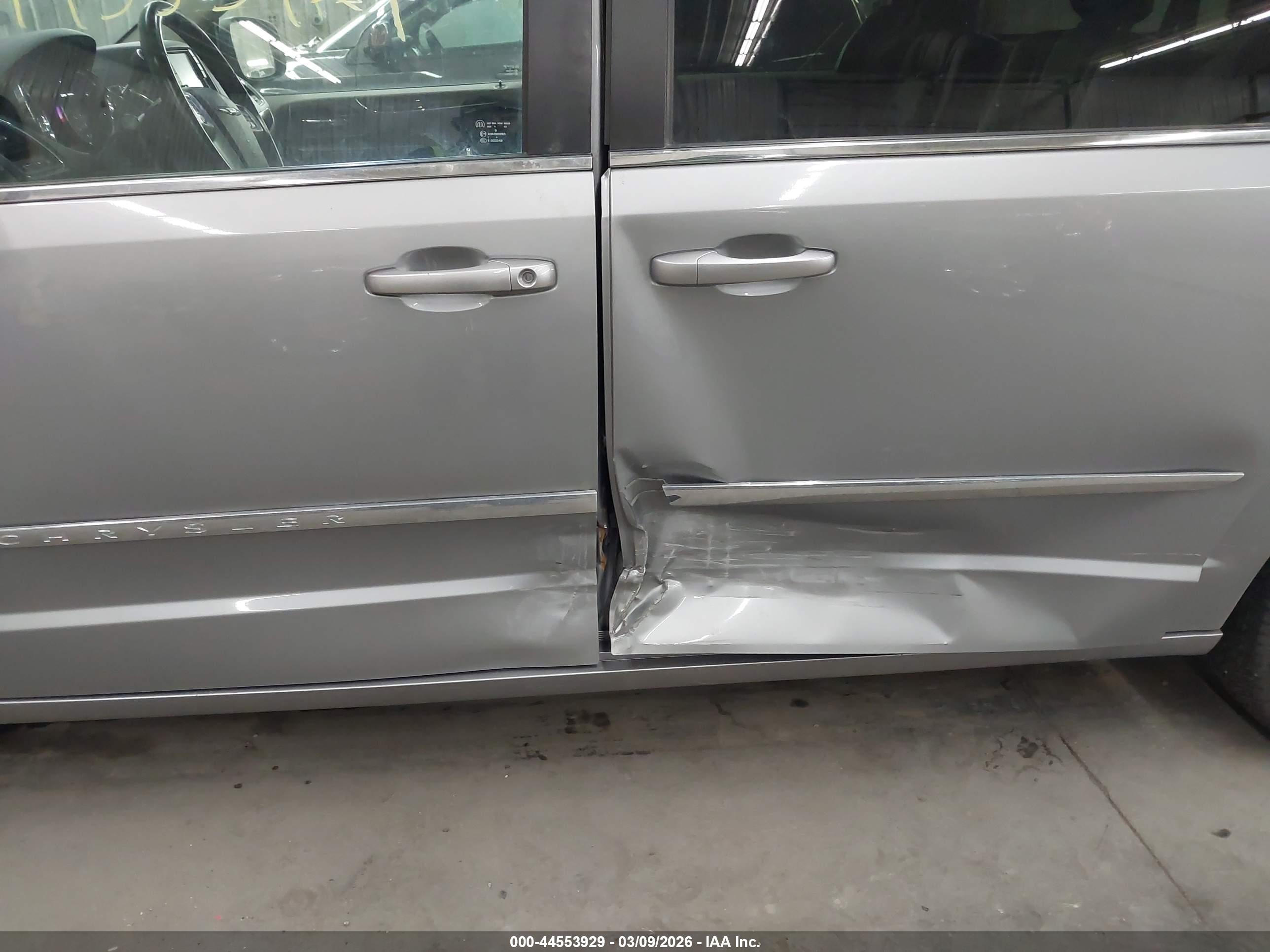CHRYSLER TOWN image 6