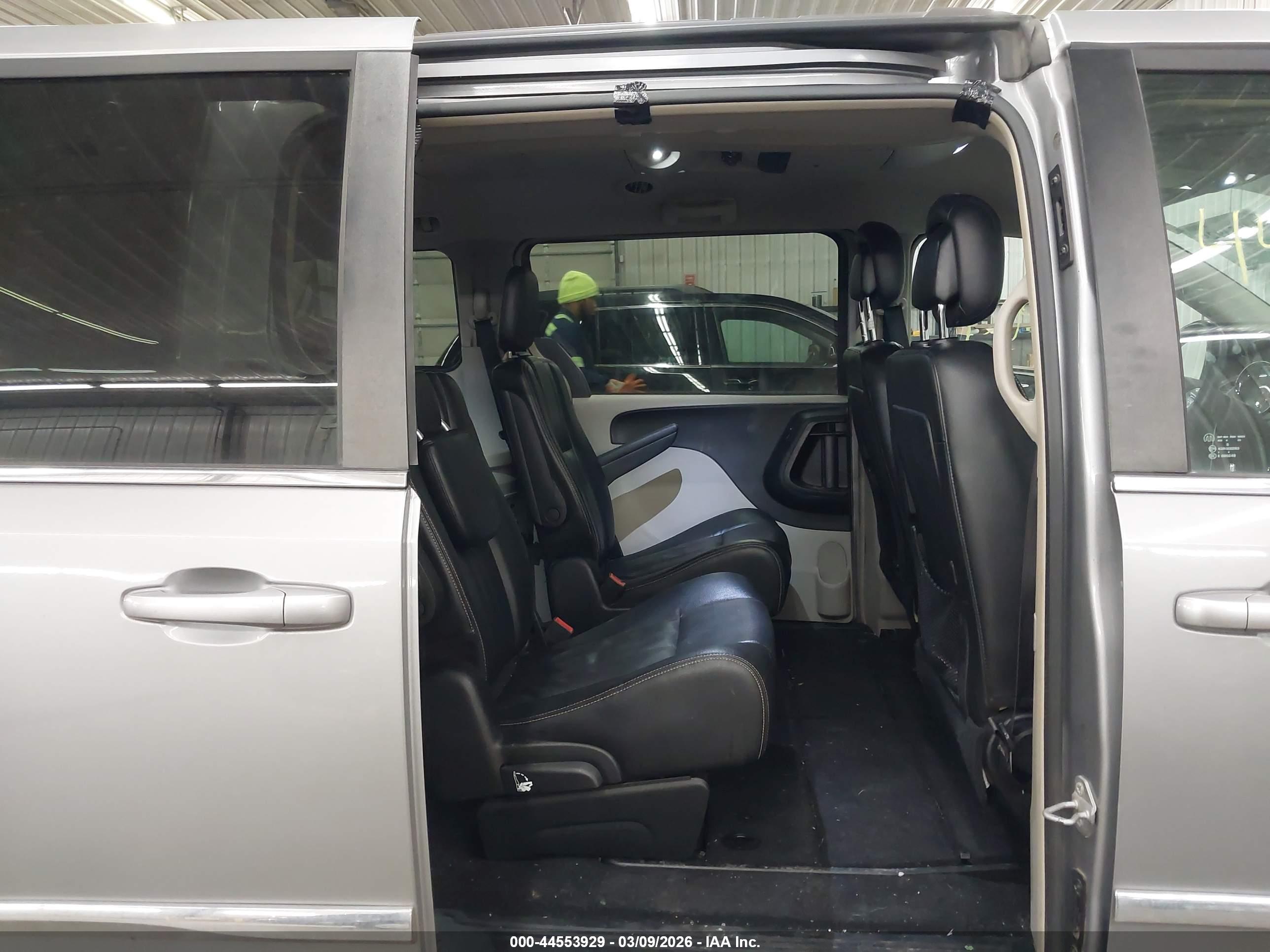CHRYSLER TOWN image 8