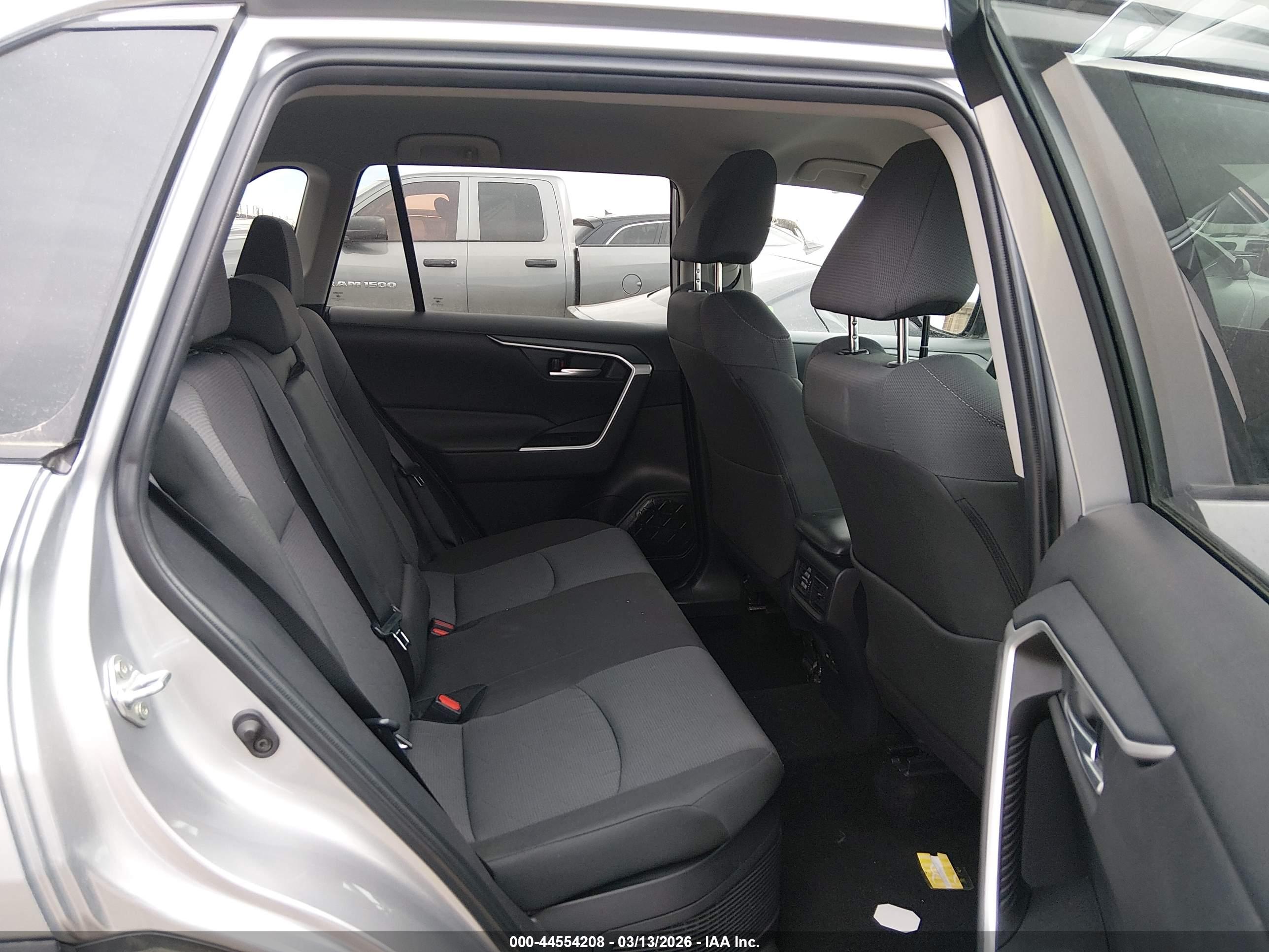 TOYOTA RAV4 image 8