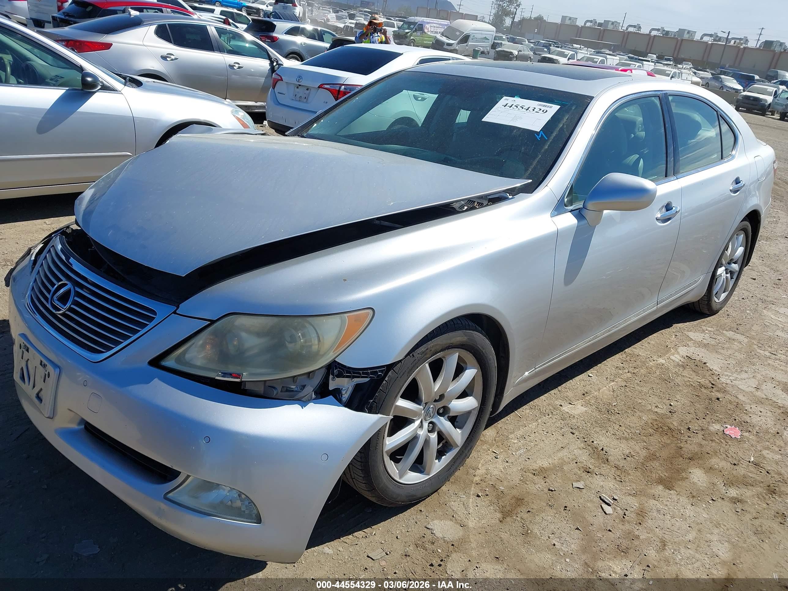 LEXUS LS image 2