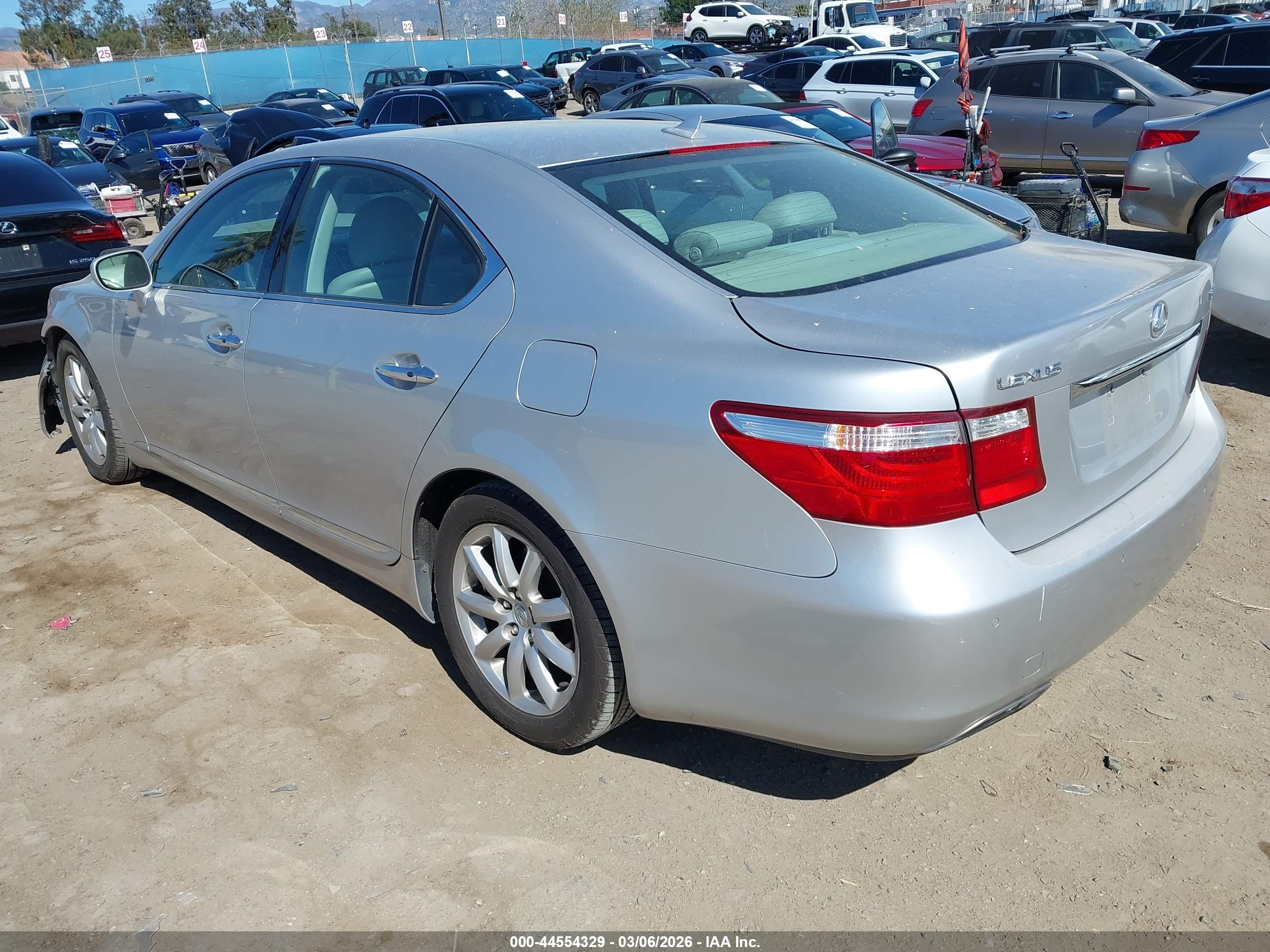 LEXUS LS image 3