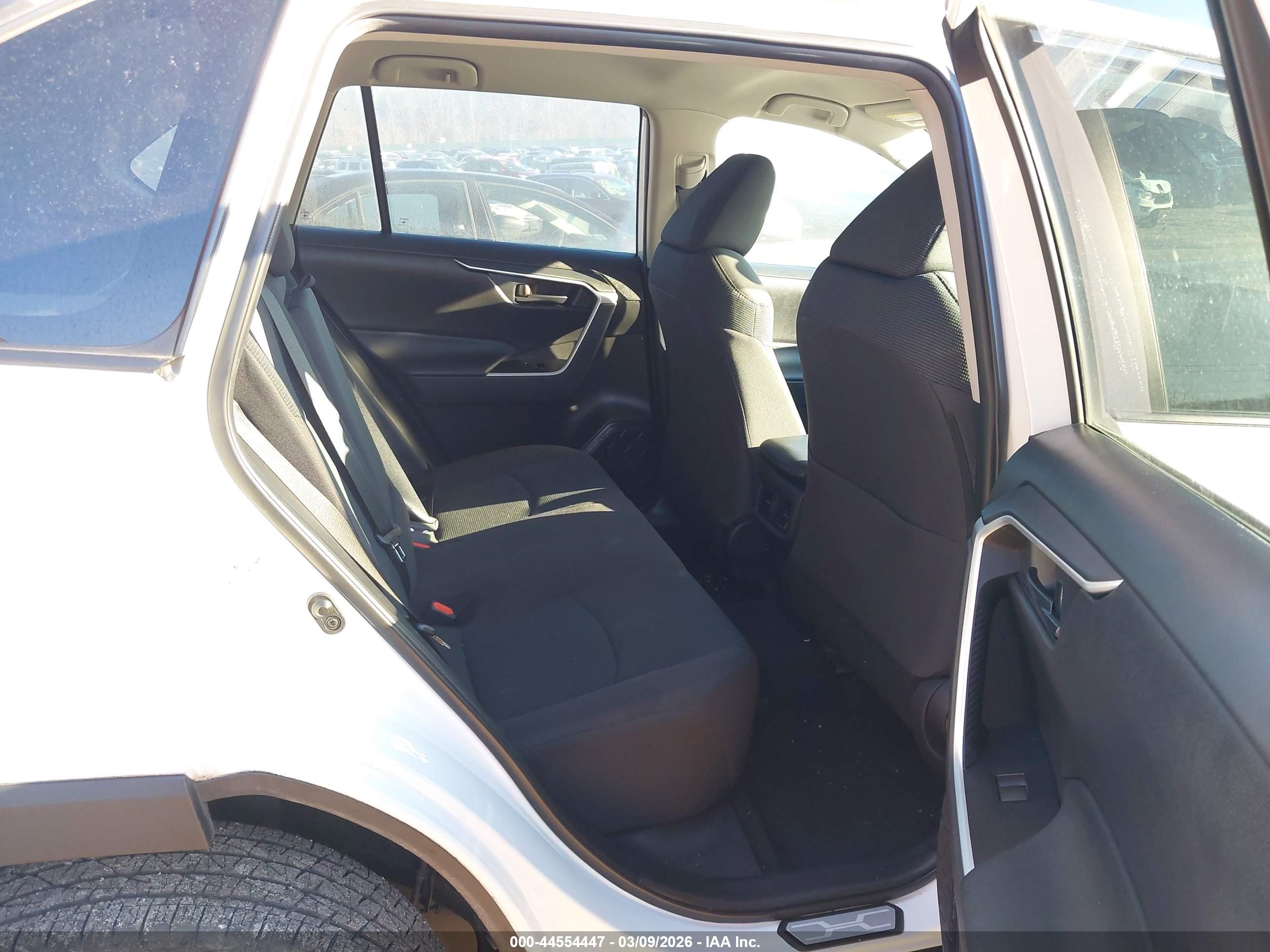 TOYOTA RAV4 image 8