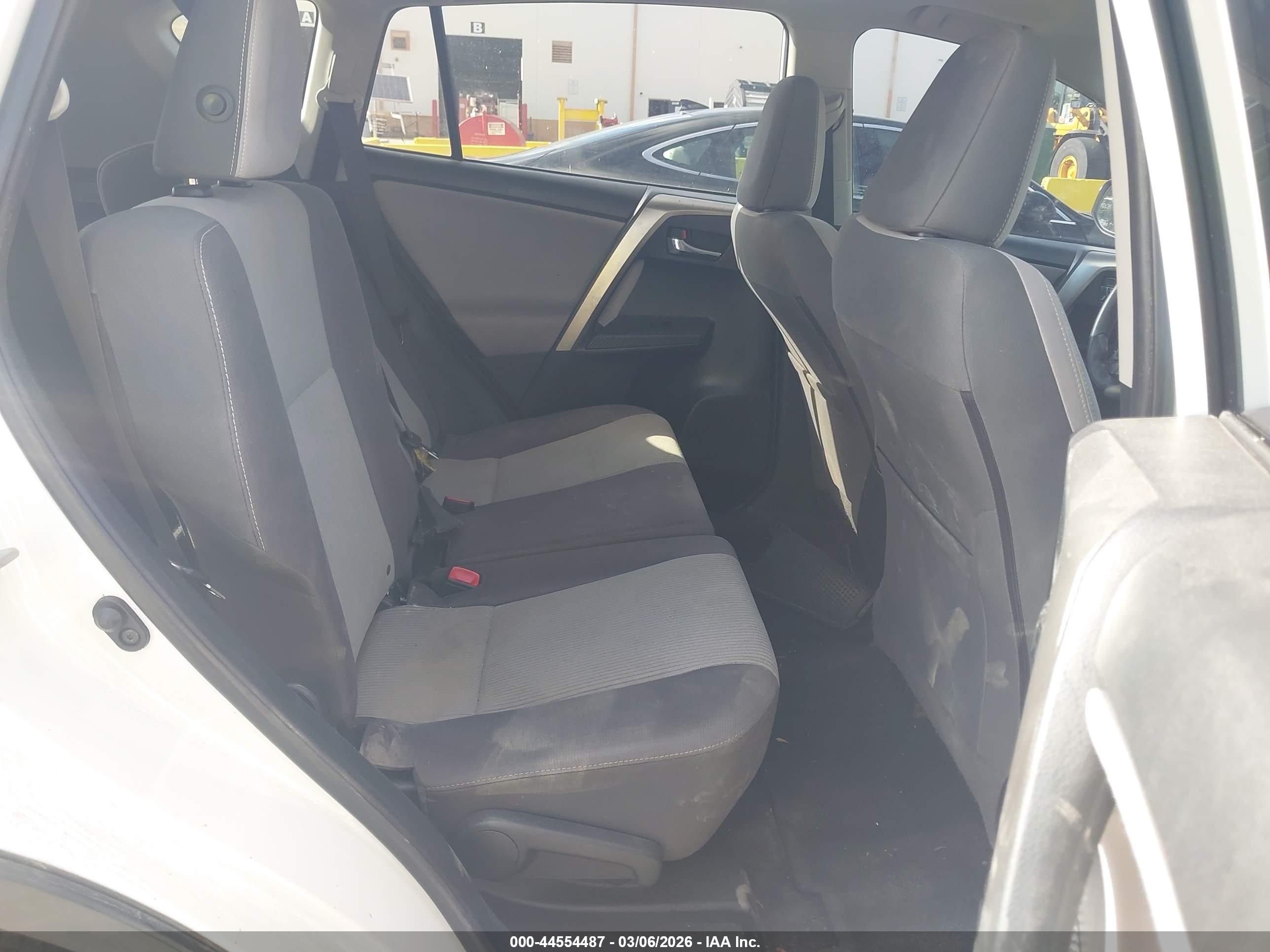 TOYOTA RAV4 image 8