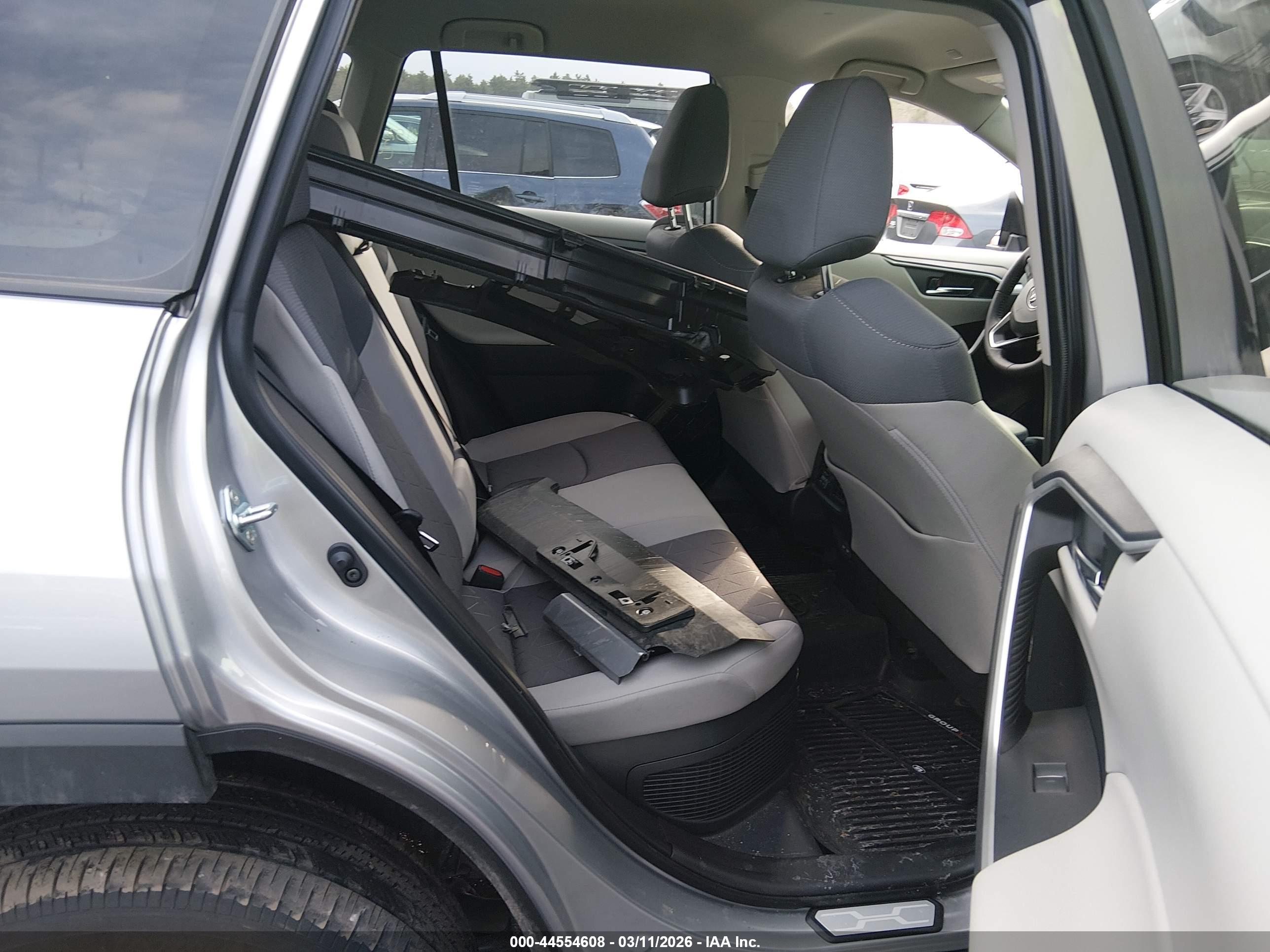 TOYOTA RAV4 image 8