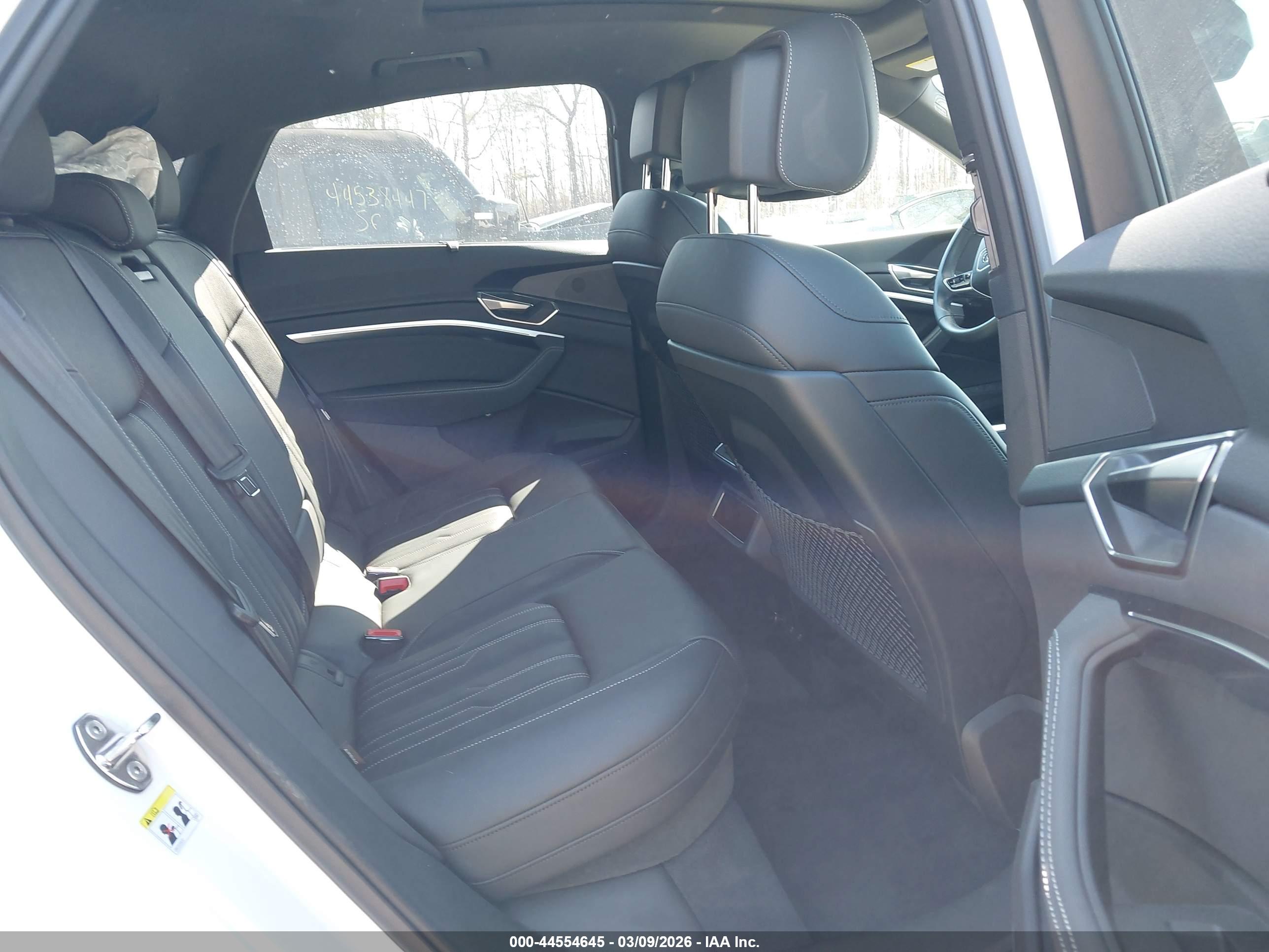 AUDI Q8 image 8