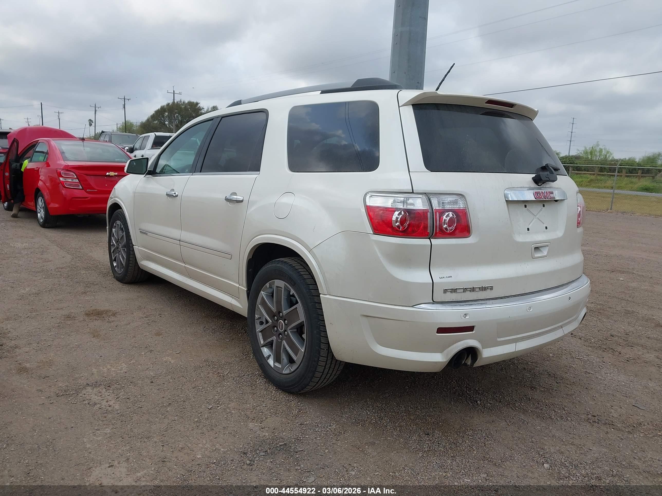 GMC ACADIA image 3