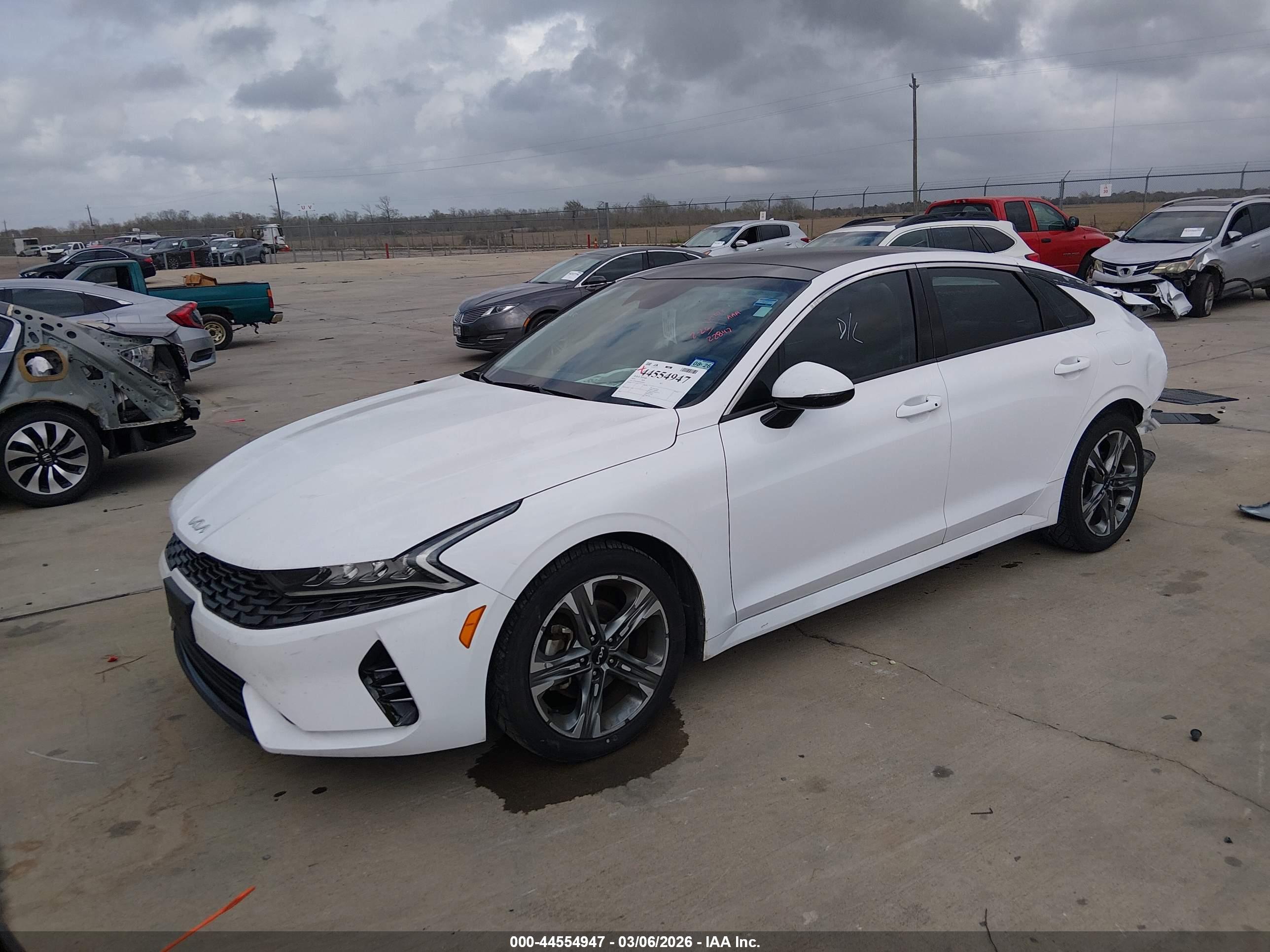 KIA K5 image 2