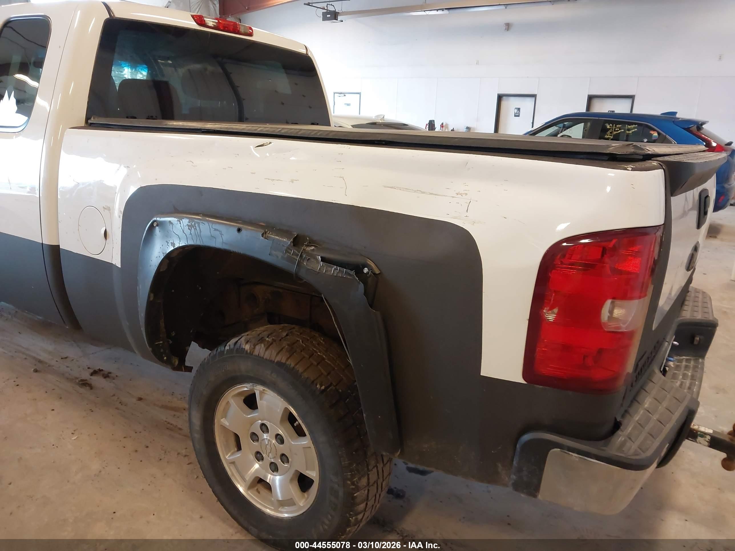 CHEVROLET SILVERADO image 6