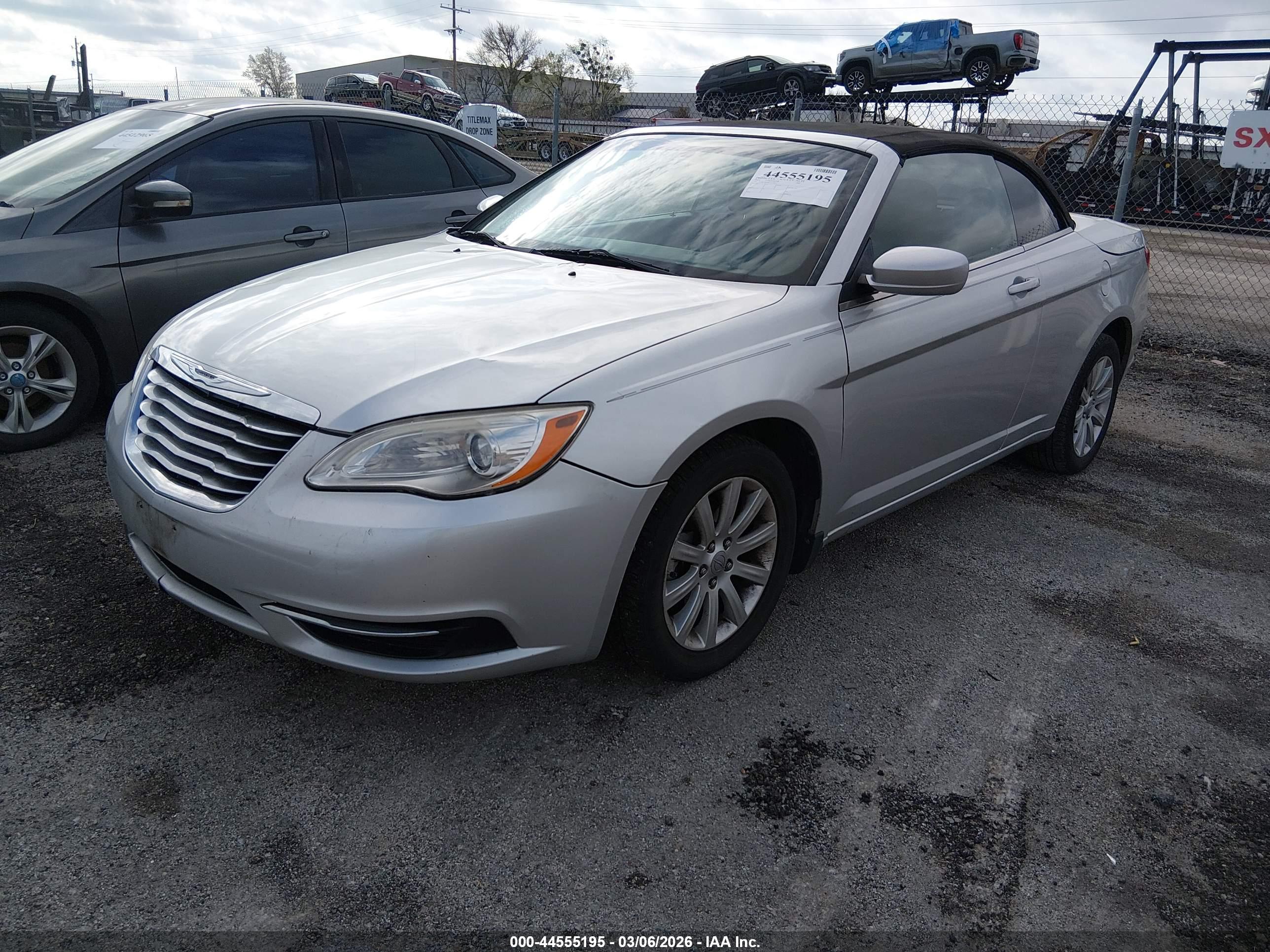 CHRYSLER 200 image 2