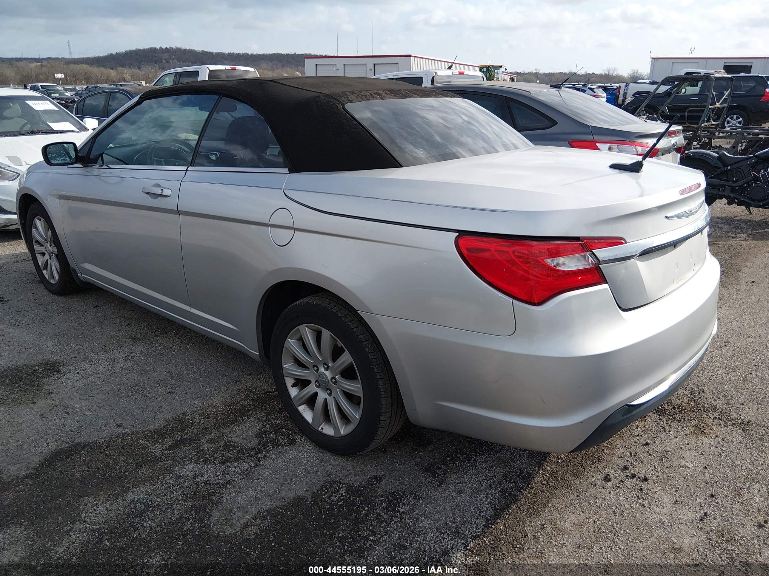 CHRYSLER 200 image 3