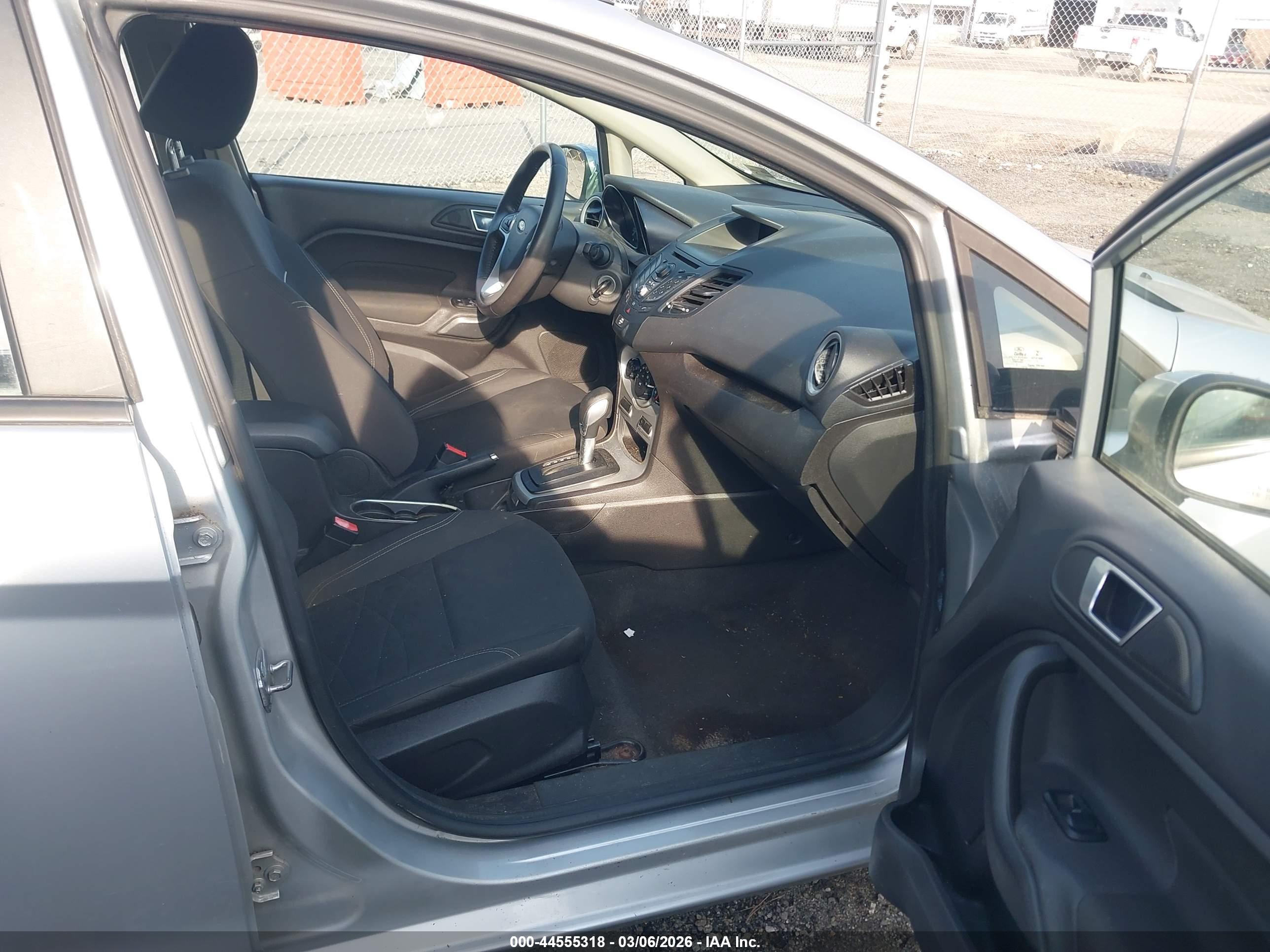 FORD FIESTA image 5