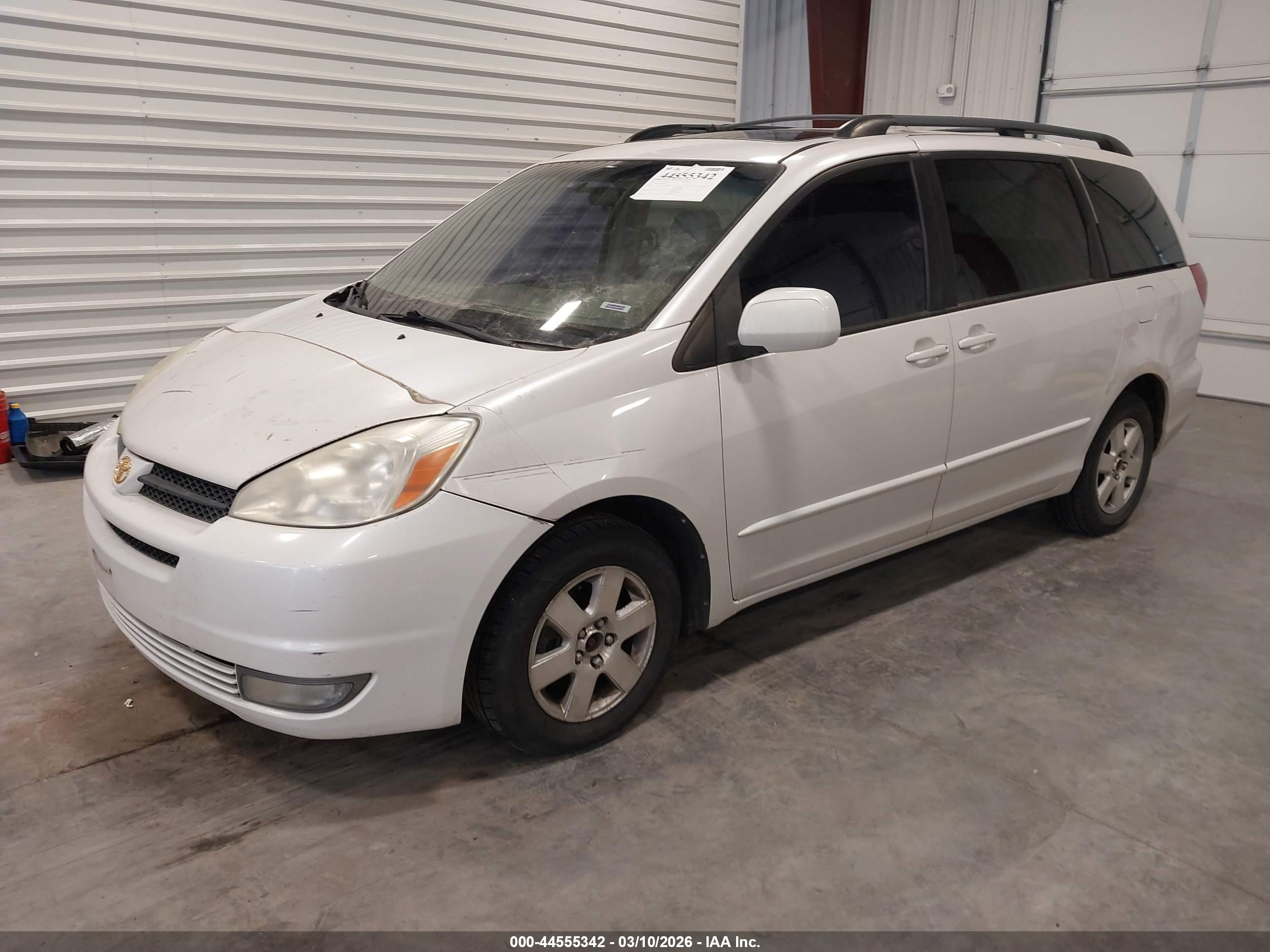 TOYOTA SIENNA image 2
