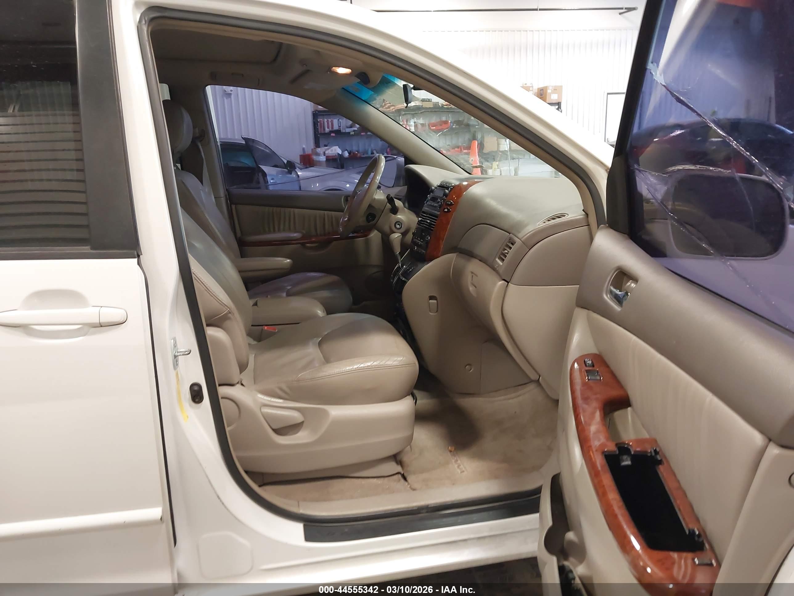 TOYOTA SIENNA image 5